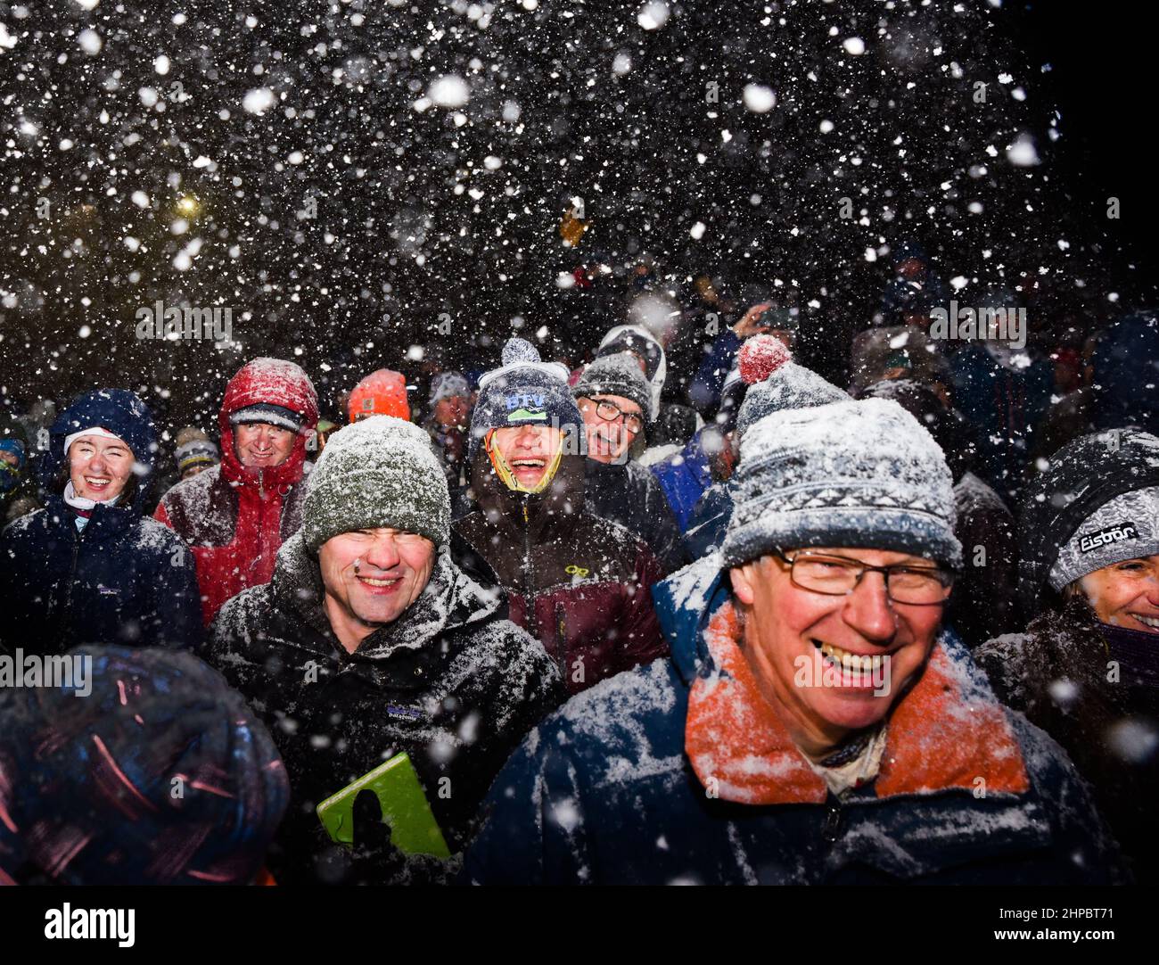 Richmond, Stati Uniti. Le folle reagiscono come Ryan Cochran-Siegle, medaglia d'argento nello sci alpino Super-G alle Olimpiadi di Pechino, è accolto a casa di Richmond, VT, (popolazione circa 4.000) Sabato, 19 febbraio, 2022, Richmond, VT, USA. La famiglia Cochran per decenni ha gestito una piccola area sciistica locale a Richmond, dove Ryan ha sciato per la prima volta. Ora è un non-profit. Credit: John Lazenby/Alamy Live News Foto Stock