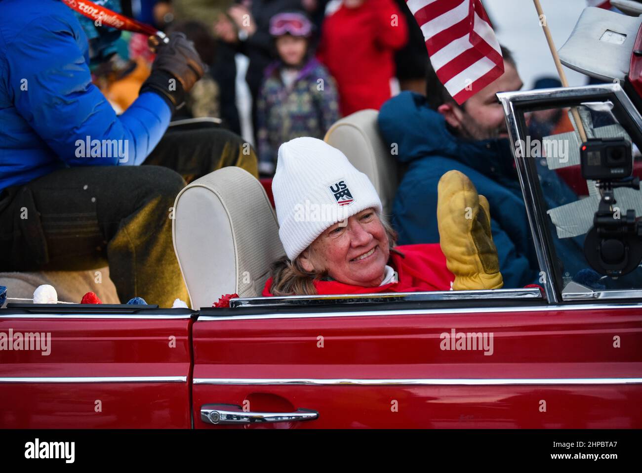 Richmond, Stati Uniti. Barbara Ann Cochran, medaglia d'oro olimpica 1972 in slalom a Sapporo, cavalca sul sedile del passeggero anteriore, destra, come suo figlio, Ryan Cochran-Siegle, medaglia d'argento nello sci alpino Super-G alle Olimpiadi di Pechino, è accolto a casa di Richmond, VT, (popolazione circa 4.000) Rallegrandosi della folla al suo ritorno in Vermont dalla Cina, sabato 19 febbraio, 2022, Richmond, VT, STATI UNITI. La famiglia Cochran per decenni ha gestito una piccola area sciistica locale a Richmond, dove Ryan ha sciato per la prima volta. Ora è un non-profit. Credit: John Lazenby/Alamy Live News Foto Stock