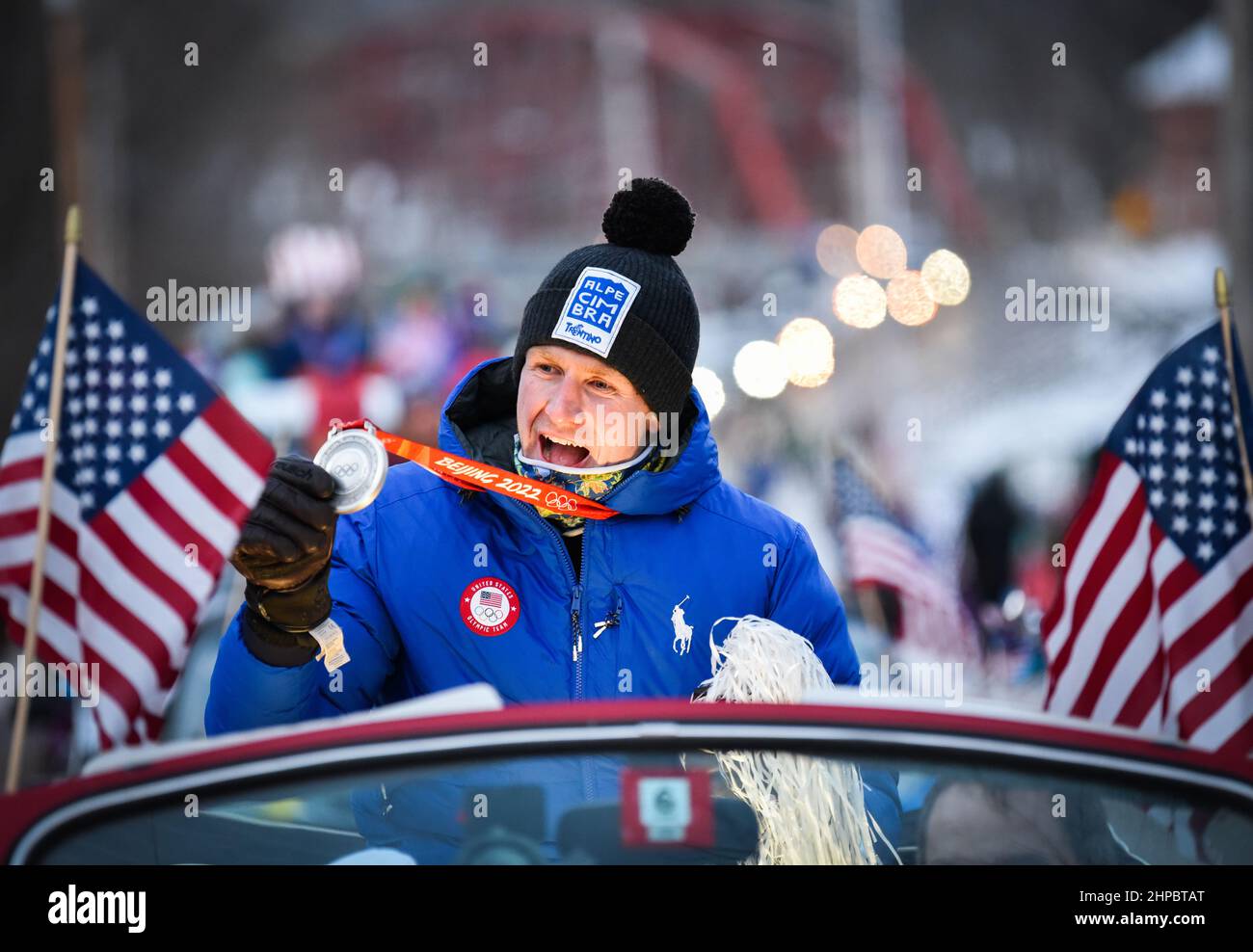 Richmond, Stati Uniti. Ryan Cochran-Siegle, medaglia d'argento nello sci alpino Super-G alle Olimpiadi di Pechino, è accolto a casa a Richmond, VT, (popolazione circa 4.000), rallegrando le folle sul suo ritorno in Vermont dalla Cina, Sabato, 19 febbraio, 2022, Richmond, VT, STATI UNITI. La famiglia Cochran per decenni ha gestito una piccola area sciistica locale a Richmond, dove Ryan ha sciato per la prima volta. Ora è un non-profit. Credit: John Lazenby/Alamy Live News Foto Stock