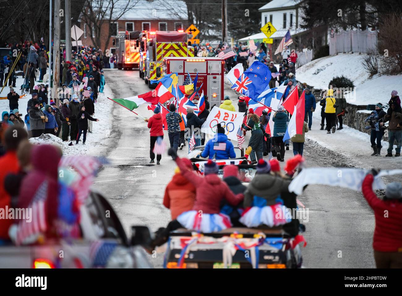 Richmond, Stati Uniti. Ryan Cochran-Siegle (centro con bandiera degli Stati Uniti in giacca), medaglia d'argento nello sci alpino Super-G alle Olimpiadi di Pechino, è accolto a casa a Richmond, VT, (popolazione circa 4.000), per il suo ritorno in Vermont dalla Cina, Sabato 19 febbraio, 2022, Richmond, VT, STATI UNITI. La famiglia Cochran per decenni ha gestito una piccola area sciistica locale a Richmond, dove Ryan ha sciato per la prima volta. Ora è un non-profit. Credit: John Lazenby/Alamy Live News Foto Stock