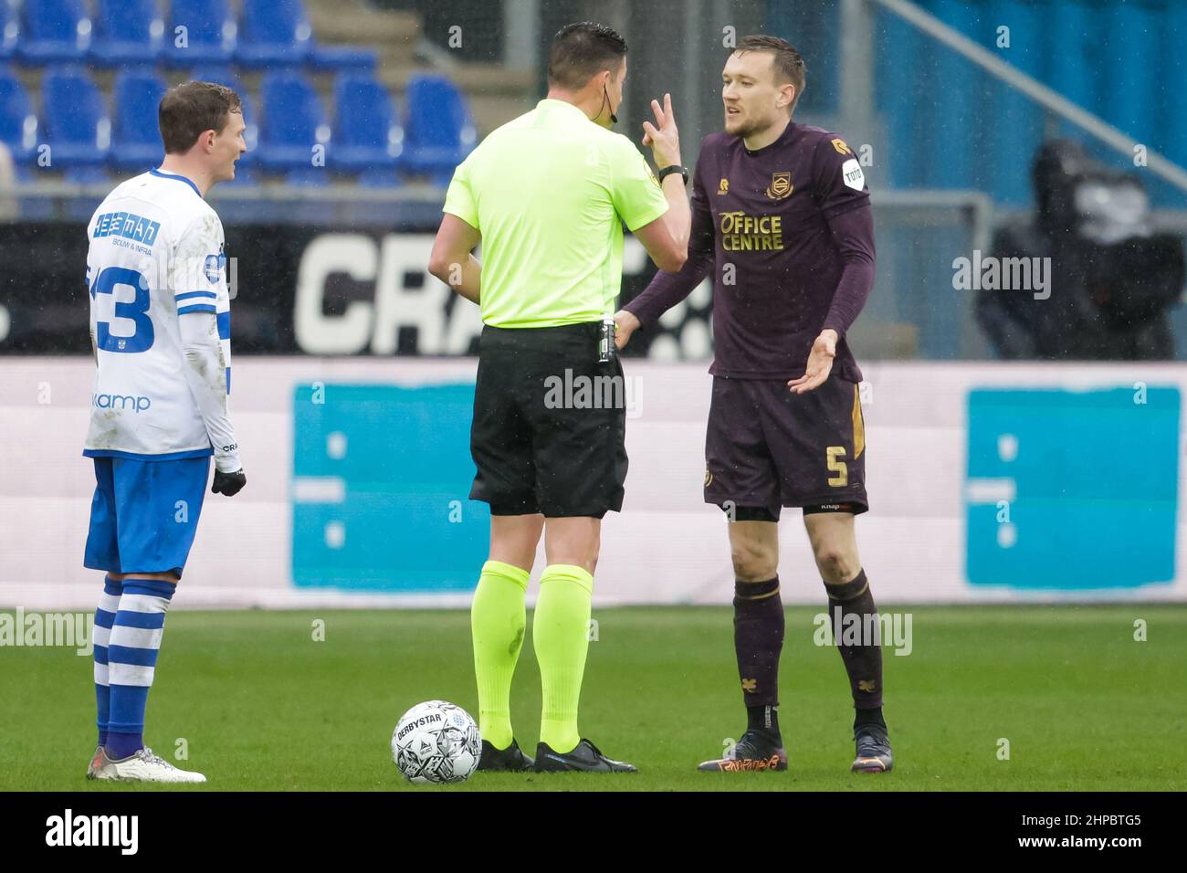 ZWOLLE, PAESI BASSI - FEBBRAIO 20: Arbitro Jeroen Manschot e Mike te Wierik del FC Groningen durante la partita olandese Eredivie tra PEC Zwolle e FC Groningen allo stadion di MAC³PARK il 20 Febbraio 2022 a Zwolle, Paesi Bassi (Foto di Broer van den Boom/Orange Pictures) Foto Stock