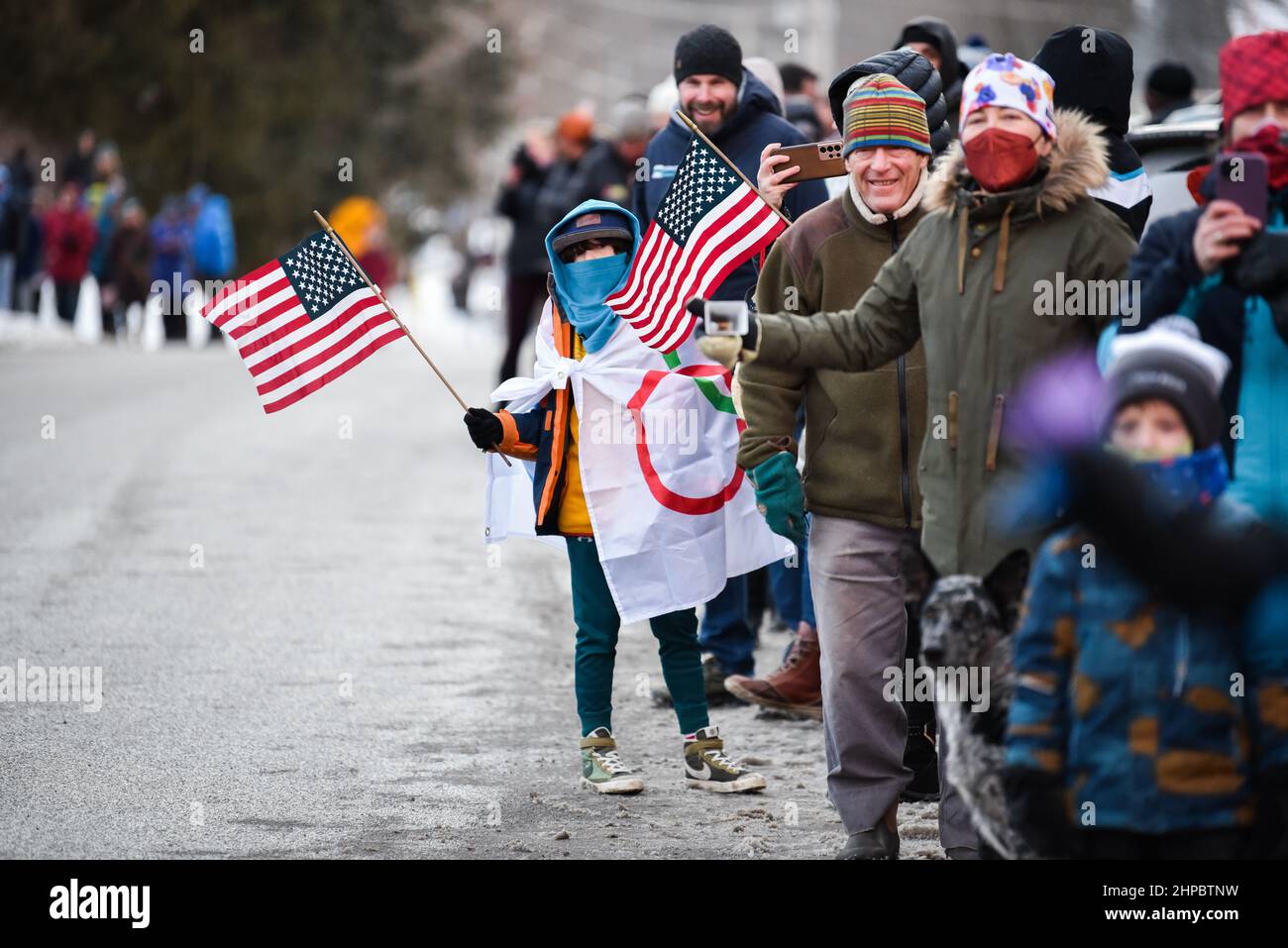 Richmond, Stati Uniti. La folla accoglie Ryan Cochran-Siegle, medaglia d'argento nello sci alpino Super-G alle Olimpiadi di Pechino, casa di Richmond, VT, (popolazione circa 4.000) al suo ritorno in Vermont dalla Cina, Sabato, 19 febbraio, 2022, Richmond, VT, STATI UNITI. La famiglia Cochran per decenni ha gestito una piccola area sciistica locale a Richmond, dove Ryan ha sciato per la prima volta. Ora è un non-profit. Credit: John Lazenby/Alamy Live News Foto Stock