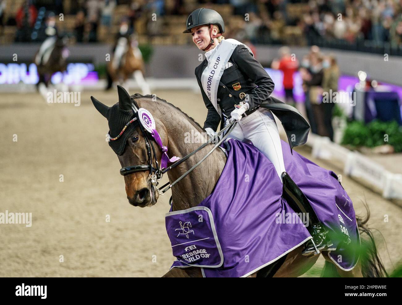 20 febbraio 2022, Schleswig-Holstein, Neumünster: Sport equestre/dressage: Coppa del mondo, Gran Premio di Dressage. Jessica von Bredow-Werndl su TSF Dalera BB è celebrata dagli spettatori dopo aver vinto il torneo. Foto: Axel Heimken/dpa Foto Stock