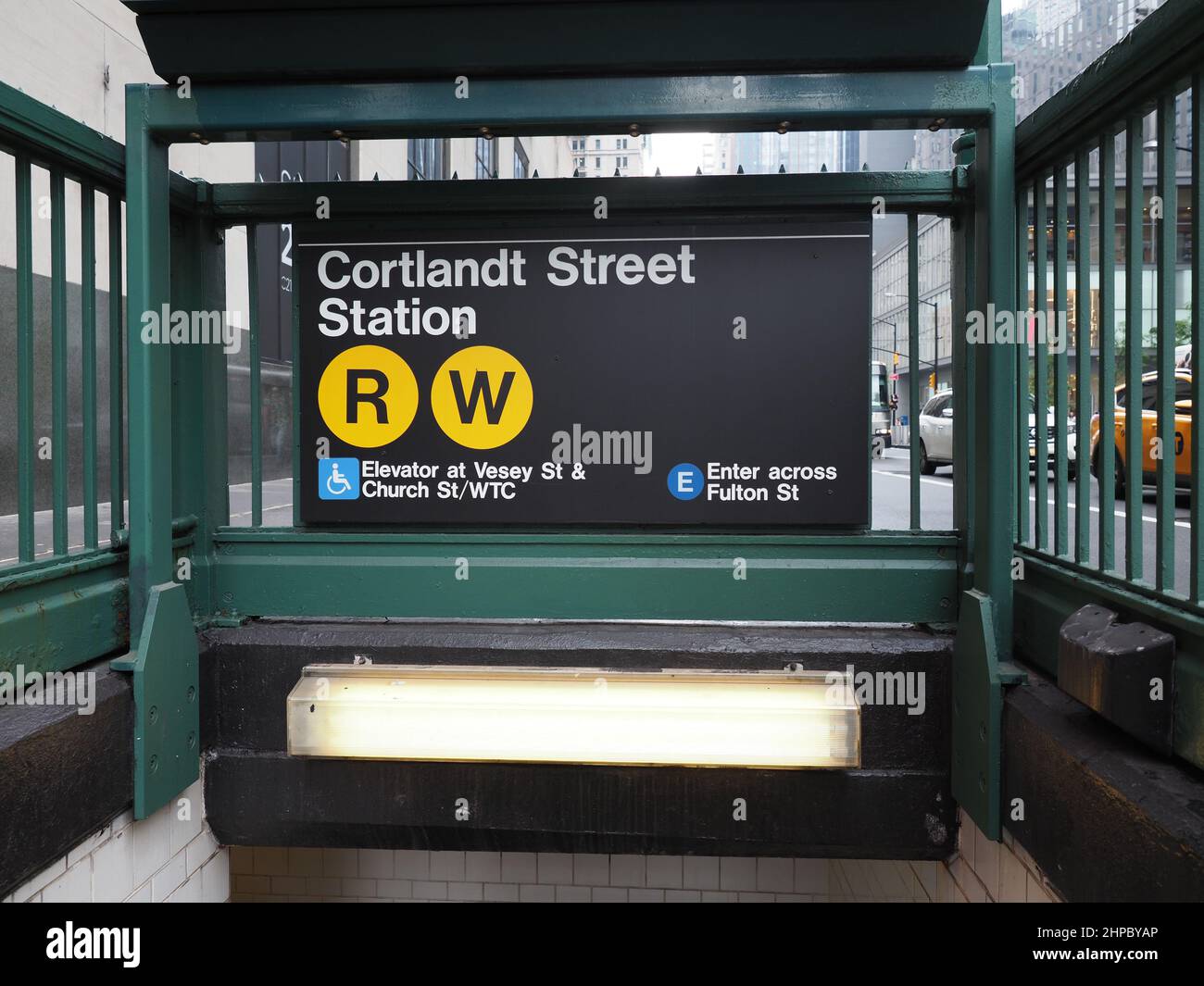 Segnale d'ingresso alla stazione della metropolitana di Cortlandt Street. Foto Stock