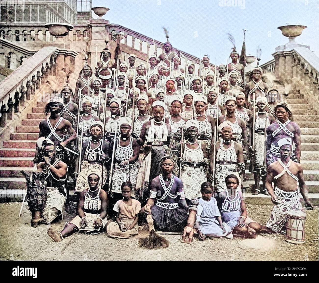 Machine Colored Dahomeyan Amazons il regno di Dahomey era un regno dell'Africa occidentale situato all'interno del Benin attuale che esisteva approssimativamente dal 1600 fino al 1904. Dahomey si sviluppò sull'altopiano di Abomey tra i Fon nei primi anni del 17th secolo e divenne una potenza regionale nel 18th secolo conquistando le città chiave sulla costa atlantica. Dal libro The Living Races of Mumann; Volume 2 di Henry Neville Hutchinson, pubblicato a Londra nel 1901 da Hutchinson & co Foto Stock
