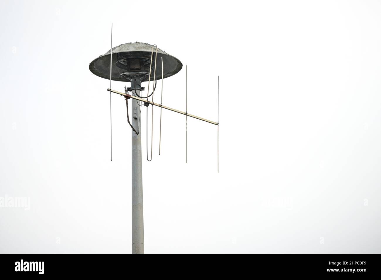 Motore pneumatico Siren, tedesco E57, allarme per allarme antincendio, disastri naturali o attacchi ad un polo alto che è anche utilizzato per un'antenna, grigio chiaro sk Foto Stock