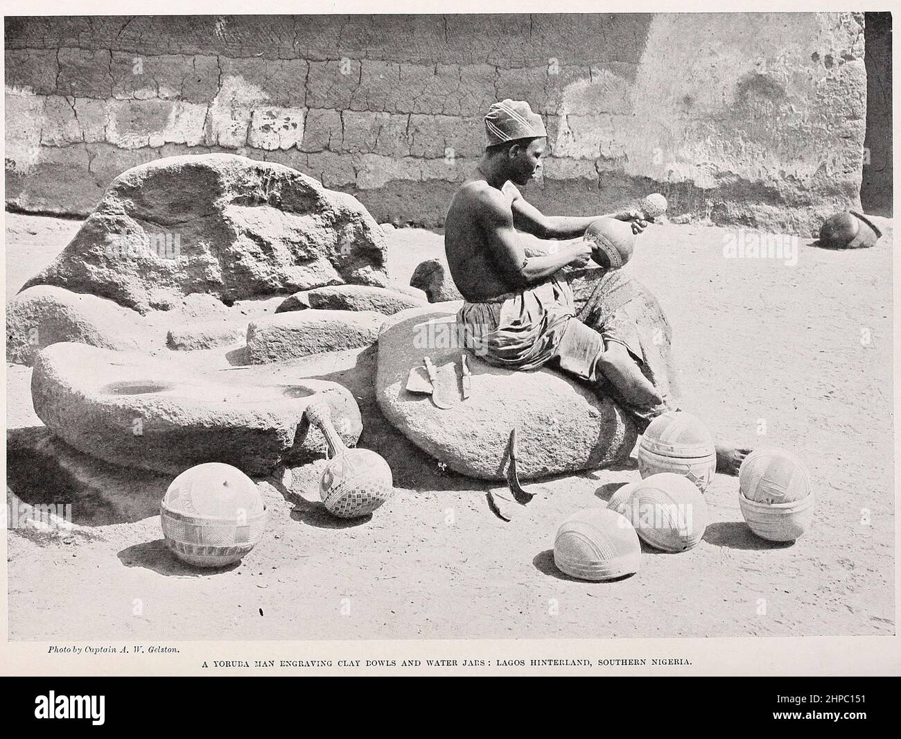 Un uomo di Yoruba che incita ciotole di argilla e vasi d'acqua, Lagos Hinterland, Nigeria meridionale dal libro ' le razze viventi dell'umanità ' un racconto illustrato popolare dei costumi, delle abitudini, delle inseguimenti, delle feste e delle cerimonie delle razze dell'umanità in tutto il mondo da Sir Harry Hamilton Johnston, E Henry Neville Hutchinson pubblicato a Londra da Hutchinson & Co. Nel 1902 Foto Stock