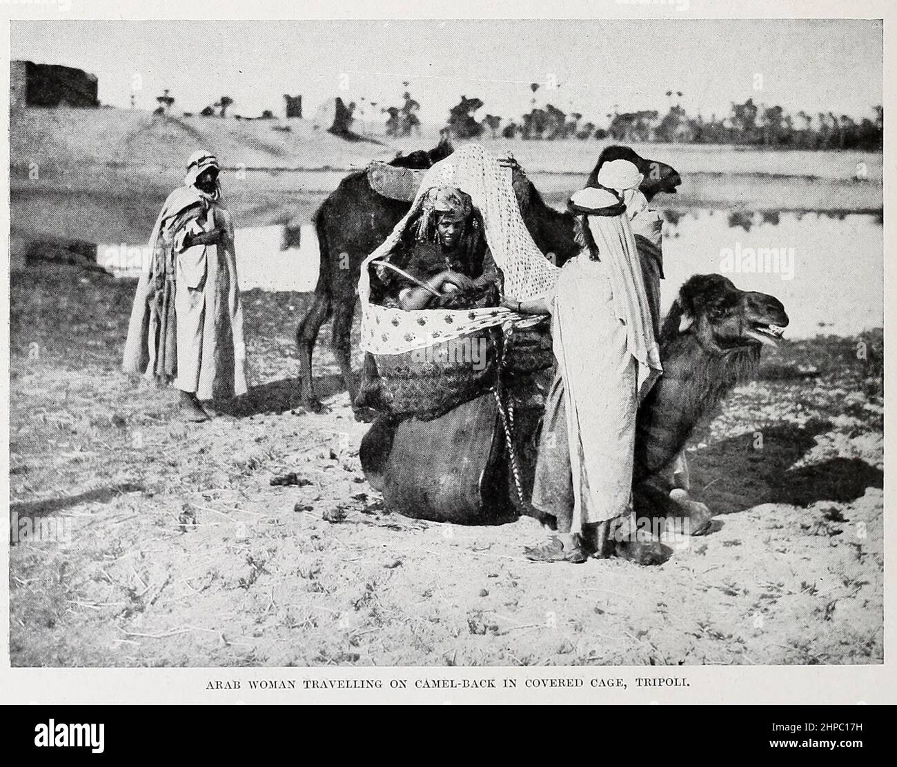 Arab Woman Travelling on Camel Torna dal libro 'le razze viventi dell'umanità ' un popolare racconto illustrato delle usanze, abitudini, inseguimenti, feste e cerimonie delle razze dell'umanità in tutto il mondo di Sir Harry Hamilton Johnston, E Henry Neville Hutchinson pubblicato a Londra da Hutchinson & Co. Nel 1902 Foto Stock