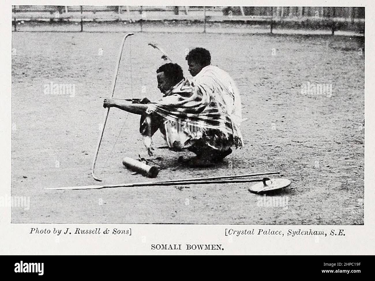 SOMALI BOWMEN dal libro 'le razze viventi dell'umanità ' un popolare racconto illustrato delle abitudini, delle abitudini, delle inseguimenti, delle feste e delle cerimonie delle razze dell'umanità in tutto il mondo da Sir Harry Hamilton Johnston, e Henry Neville Hutchinson pubblicato a Londra da Hutchinson & Co. Nel 1902 Foto Stock