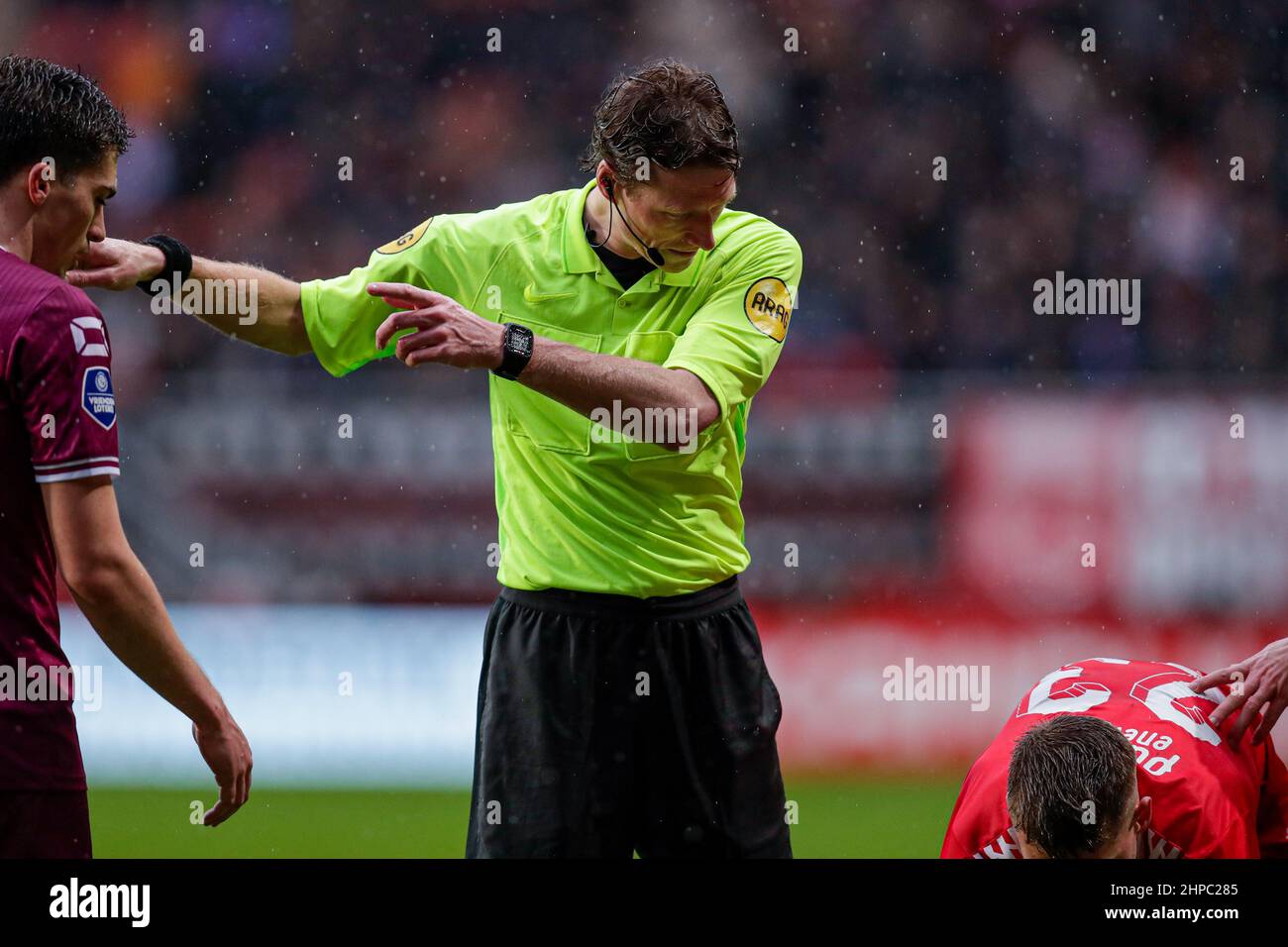 ENSCHEDE, PAESI BASSI - FEBBRAIO 20: Arbitro Martin van den Kerkhof durante la partita olandese Eredisie tra FC Twente e Passi pure Eagles a Grolsch teste il 20 Febbraio 2022 a Enschede, Paesi Bassi (Foto di Peter Lous/Orange Pictures) Foto Stock