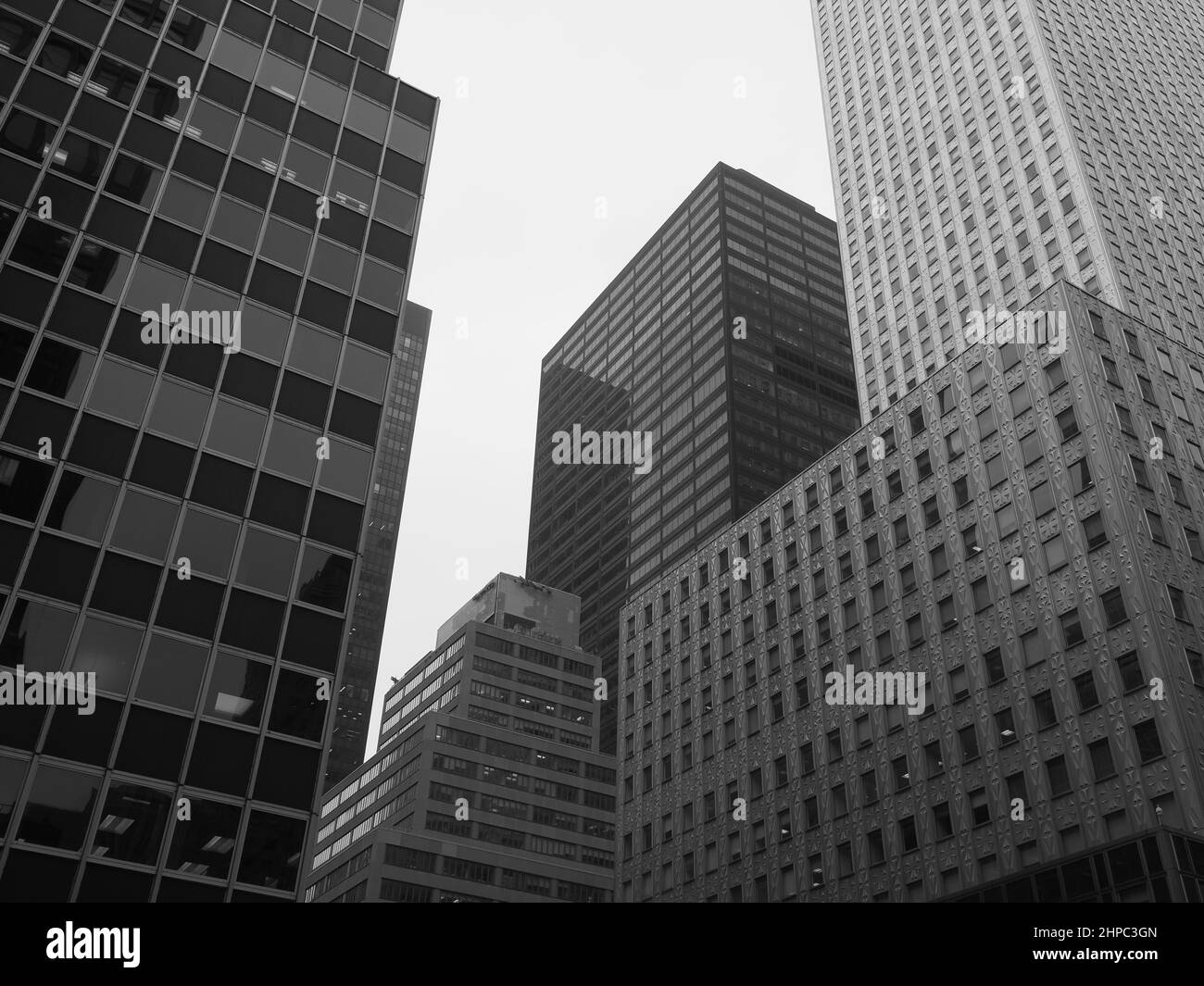 Immagine monocromatica di una serie di alti edifici a Manhattan. Foto Stock