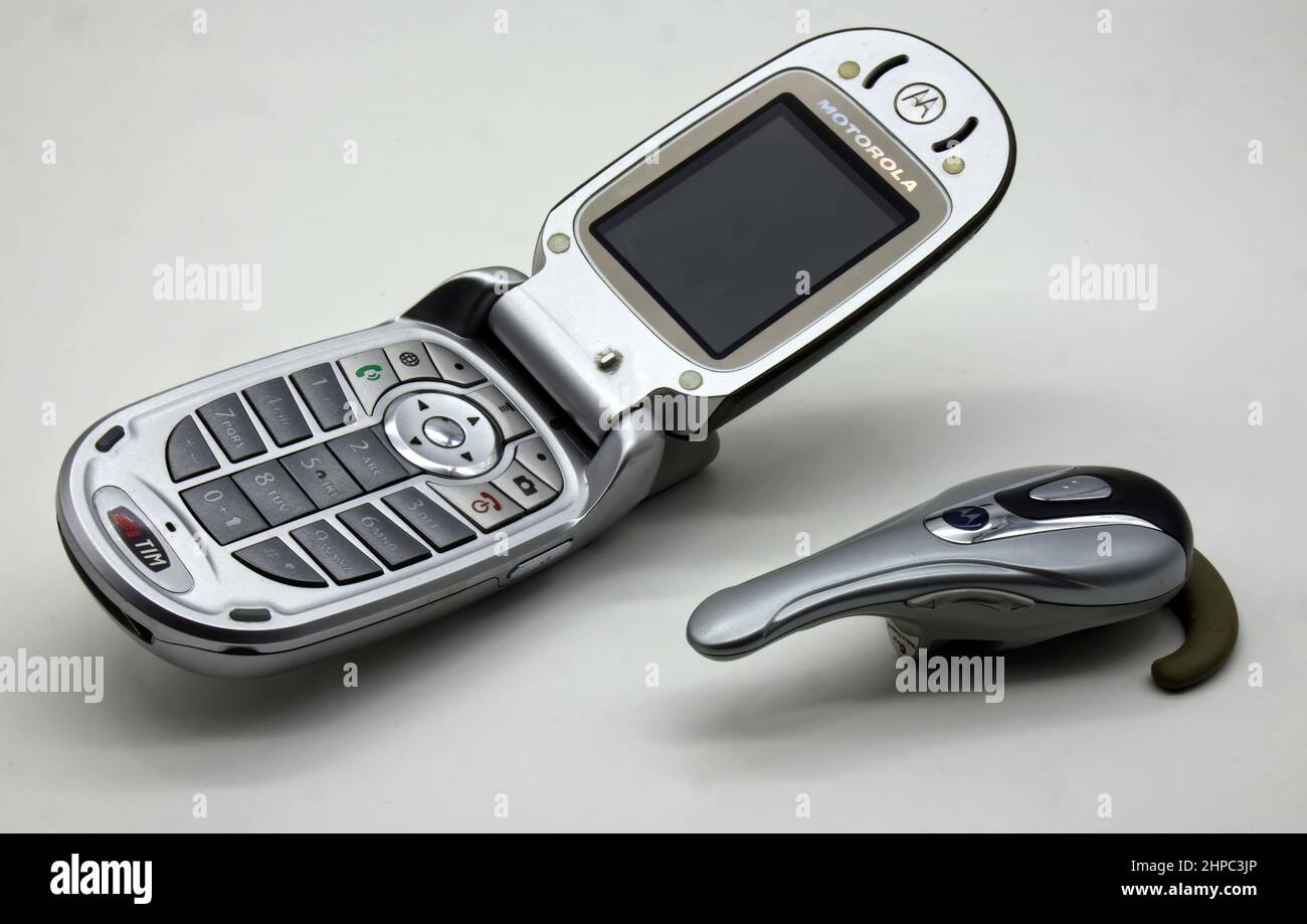 Bologna - Italia - 20 febbraio 2022: Motorola Cell Phone V600 GSM SIM gratuito con auricolare Bluetooth. Vintage Technology isolato su sfondo bianco Foto Stock