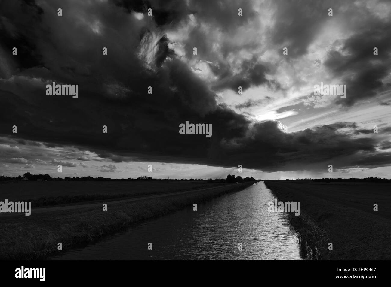 Nuvole tempestose sopra il fiume quaranta piedi, vicino Ramsey città; Cambridgeshire; Inghilterra; Gran Bretagna; REGNO UNITO Foto Stock