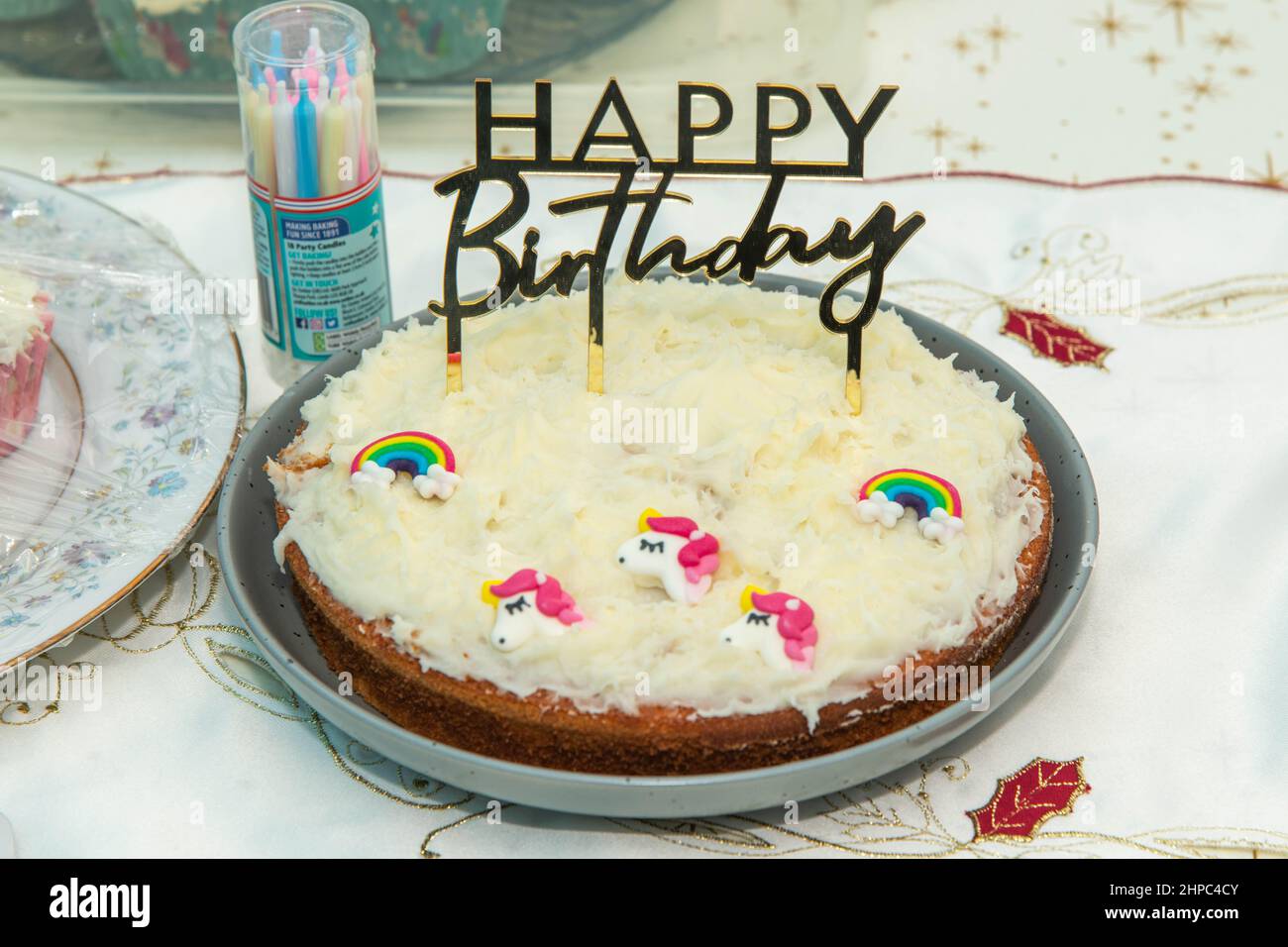 Torte di compleanno fatte in casa in spugna e glassa bianca con alcune decorazioni. Foto Stock