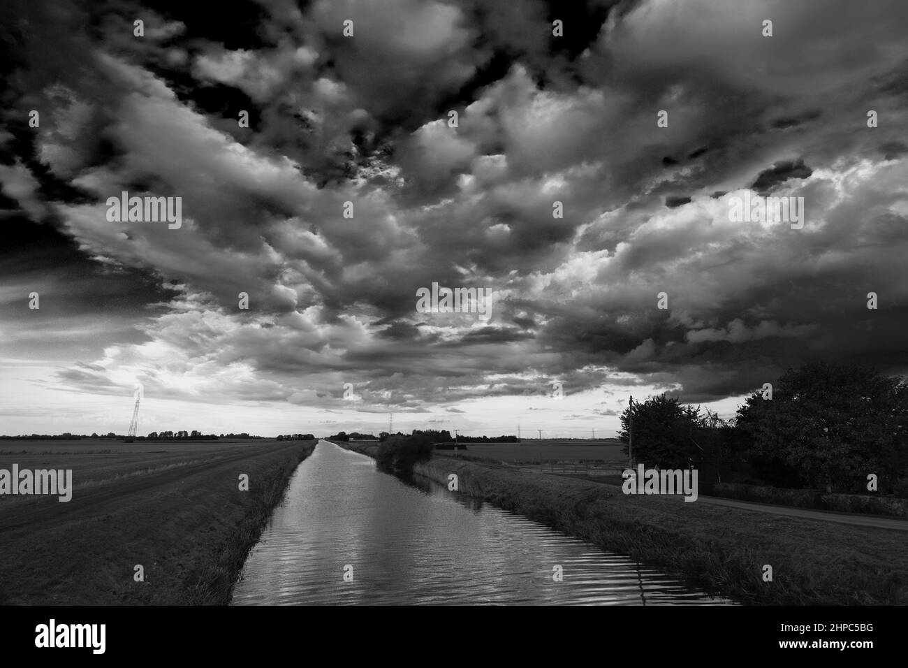 Nuvole tempestose sopra il fiume quaranta piedi, vicino Ramsey città; Cambridgeshire; Inghilterra; Gran Bretagna; REGNO UNITO Foto Stock