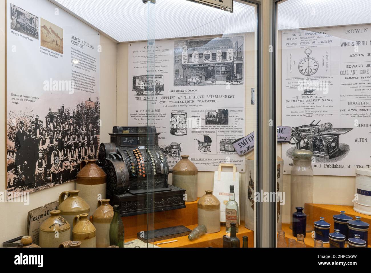 Curtis Museum, il museo di storia locale nel centro di Alton, Hampshire, Inghilterra, Regno Unito. Mostra su Alton nel 19th secolo. Foto Stock