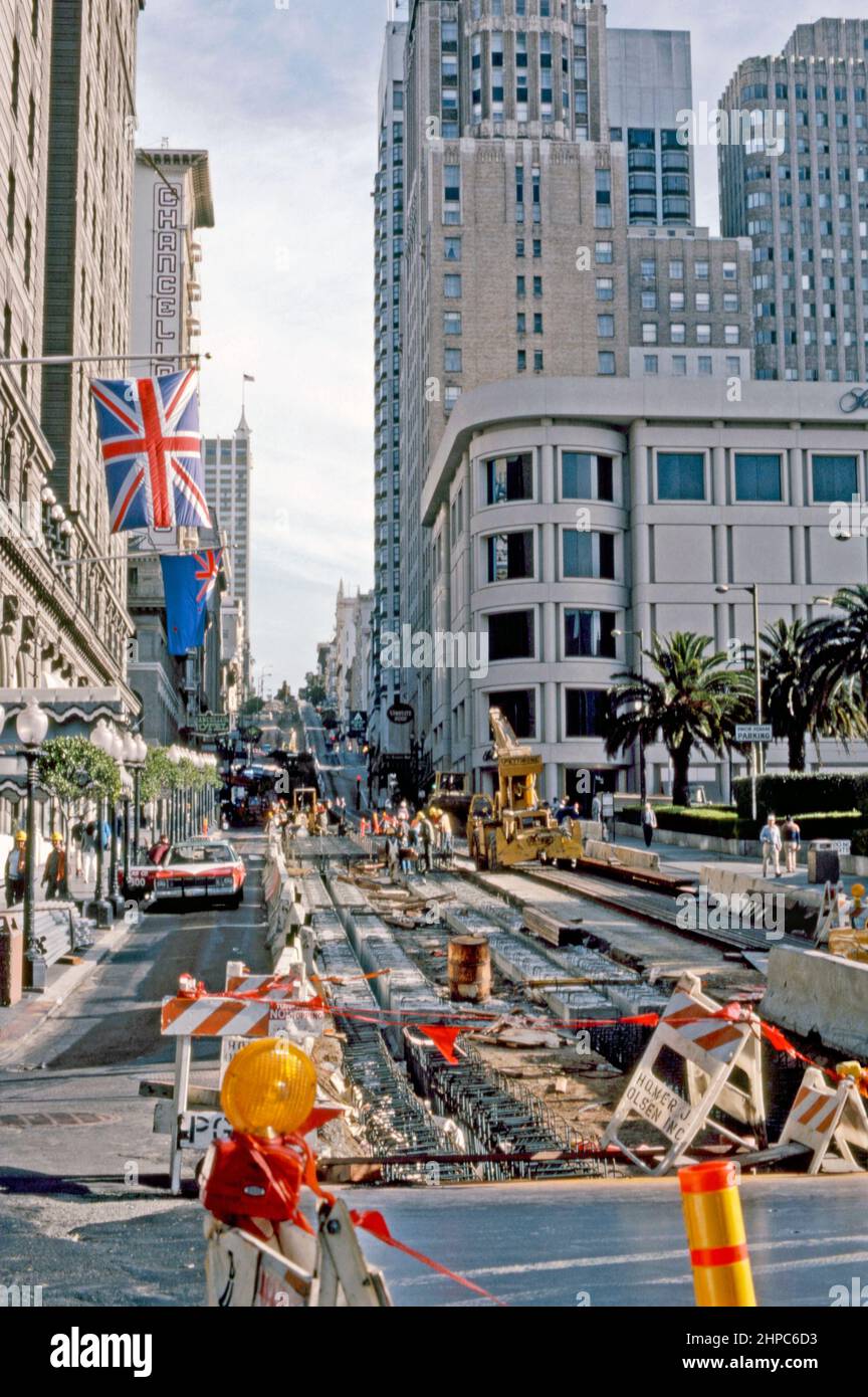 I lavoratori edili che hanno cedito le funivie a Powell Street, San Francisco, California, USA nel 1980 – in questa vista guardando verso nord in salita a Union Square. Le linee di funicolare di Powell Street sono state originariamente costruite dalla Ferries & Cliff House Railway Company, che ha iniziato la costruzione nel 1887 dopo aver vinto diversi franchising per il funzionamento della funivia – una fotografia d'epoca del 1980s. Foto Stock