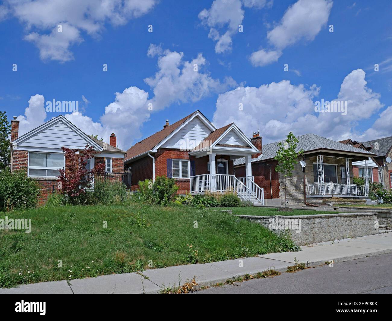 Strada residenziale con piccoli bungalow in mattoni Foto Stock