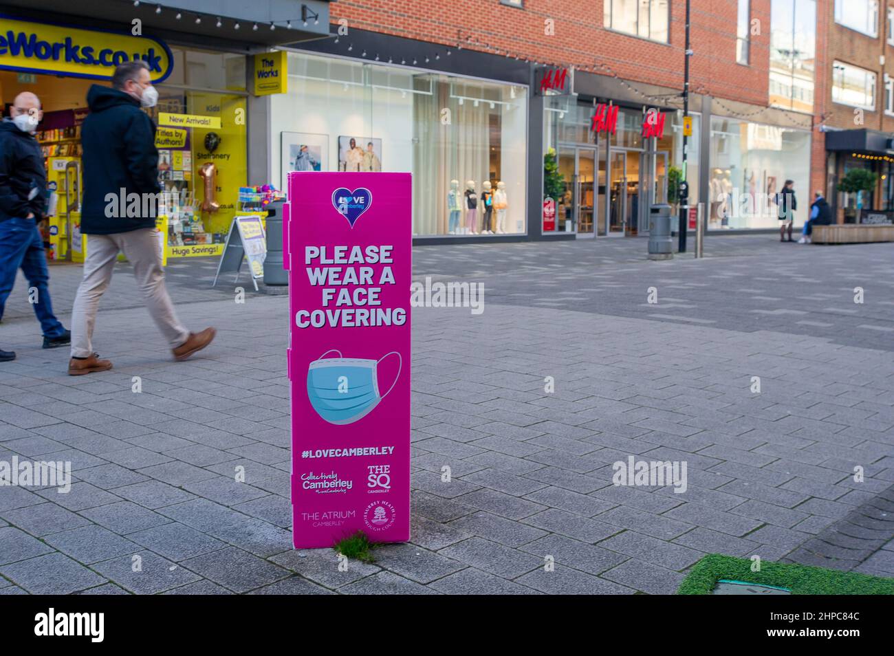 Camberley, Surrey, Regno Unito. 10th Febbraio, 2022. Love Camberley, si prega di indossare un volto che copre i segni sono sparsi intorno alla città. Credit: Maureen McLean/Alamy Foto Stock
