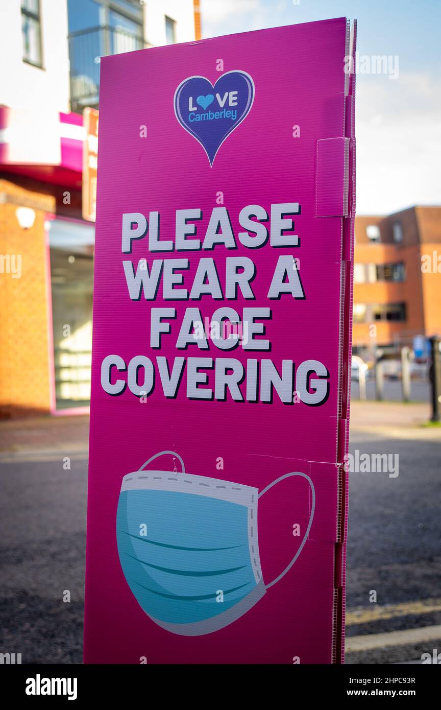 Camberley, Surrey, Regno Unito. 10th Febbraio, 2022. Love Camberley, si prega di indossare un volto che copre i segni sono sparsi intorno alla città. Credit: Maureen McLean/Alamy Foto Stock