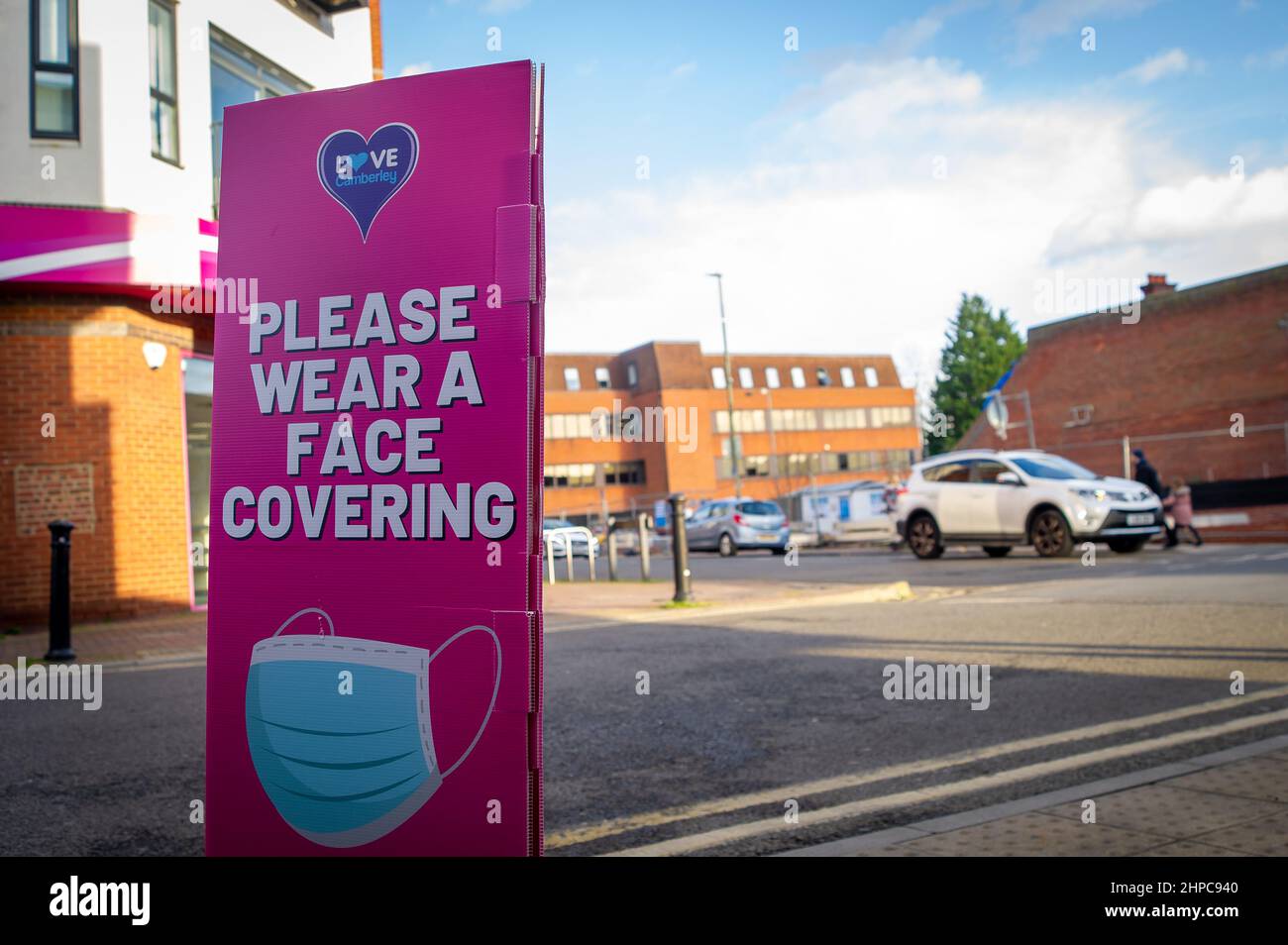 Camberley, Surrey, Regno Unito. 10th Febbraio, 2022. Love Camberley, si prega di indossare un volto che copre i segni sono sparsi intorno alla città. Credit: Maureen McLean/Alamy Foto Stock
