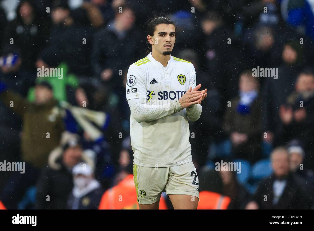 Pascal Struijk #21 di Leeds United applaude i fan alla fine del gioco in , il 2/20/2022. (Foto di Mark Cosgrove/News Images/Sipa USA) Foto Stock