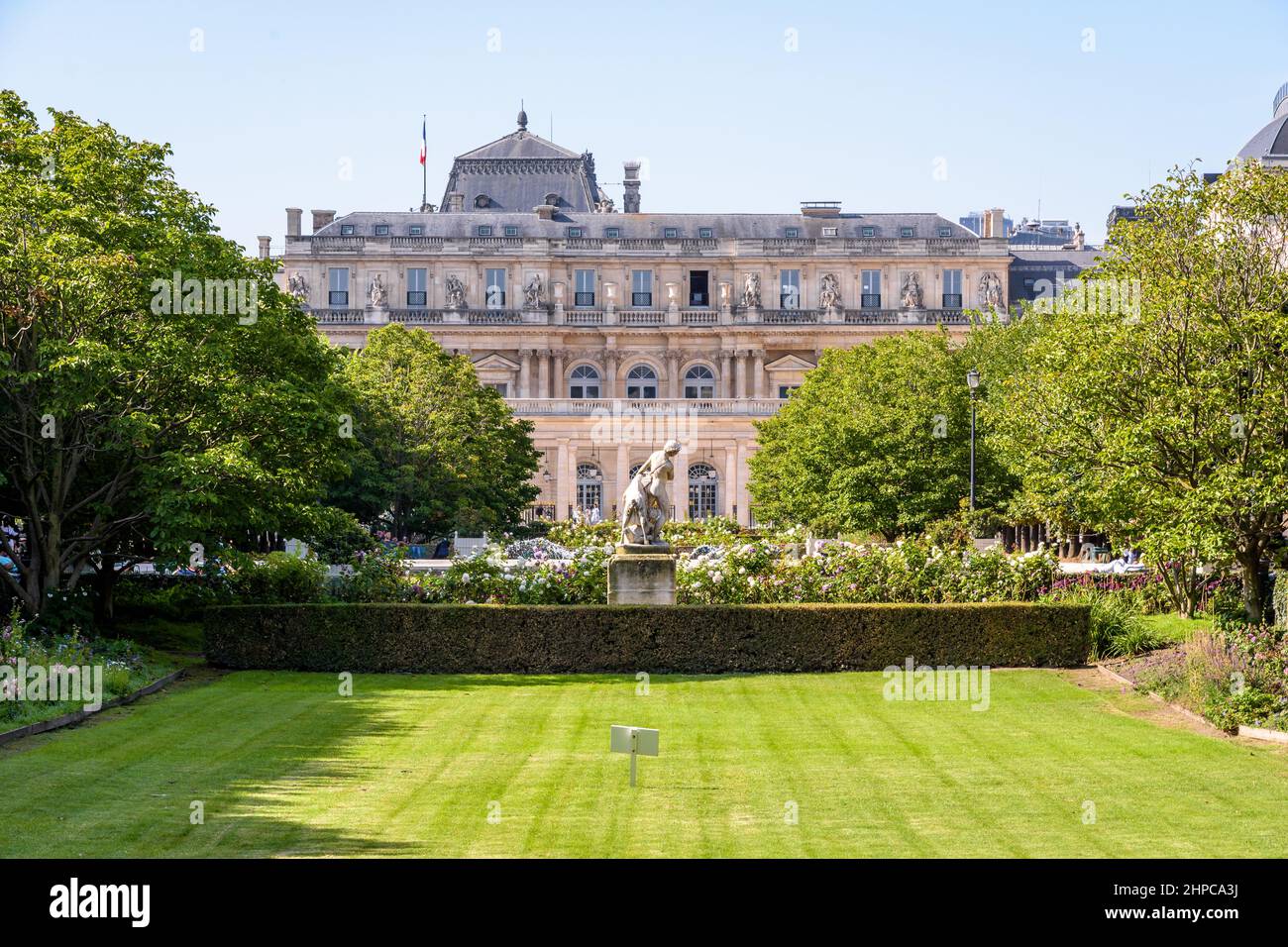 Il giardino Palais-Royal in una mattinata di sole a Parigi, Francia. Foto Stock