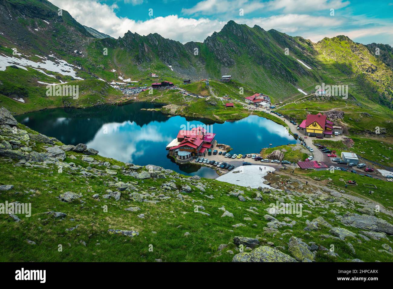 Uno dei laghi più visitati nella vista Carpazi dal sentiero escursionistico. Famoso lago Balea e chalet sul lungomare, Fagaras montagne, CARPAT Foto Stock