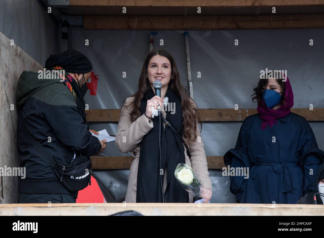 Berlino, Germania. 20th Feb 2022. Dilan Soezeri, 17 anni, è stato attaccato da diversi adulti in una stazione del tram, insultato in modo razziale e brutalmente picchiato. Ora a Berlino ha tenuto un discorso su un raduno contro il razzismo. Ha caricato un video prima che ha ottenuto quasi 9 milioni di visualizzazioni su Instagram, dove ha descritto l'attacco, che ha avuto luogo il 5 febbraio 2022. SÃ¶zeri ha iniziato il suo video con le parole, sono stato battuto, perché sono uno straniero. (Credit Image: © Michael Kuenne/PRESSCOV via ZUMA Press Wire) Foto Stock