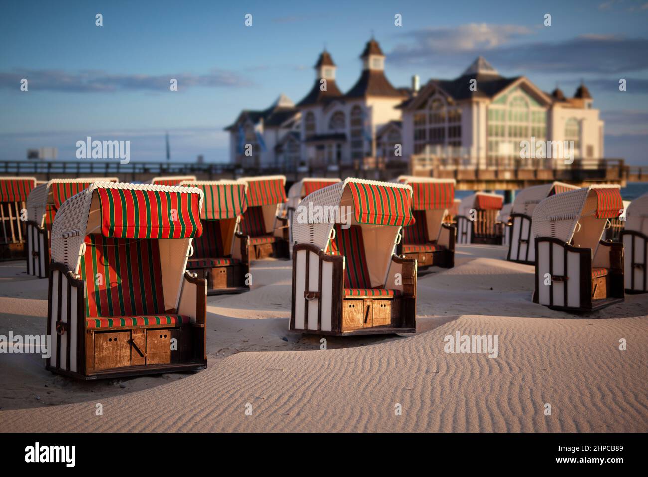 Sedie a sdraio con cappuccio sulla spiaggia del Mar Baltico, molo storico Sellin resort, Ostsee Foto Stock