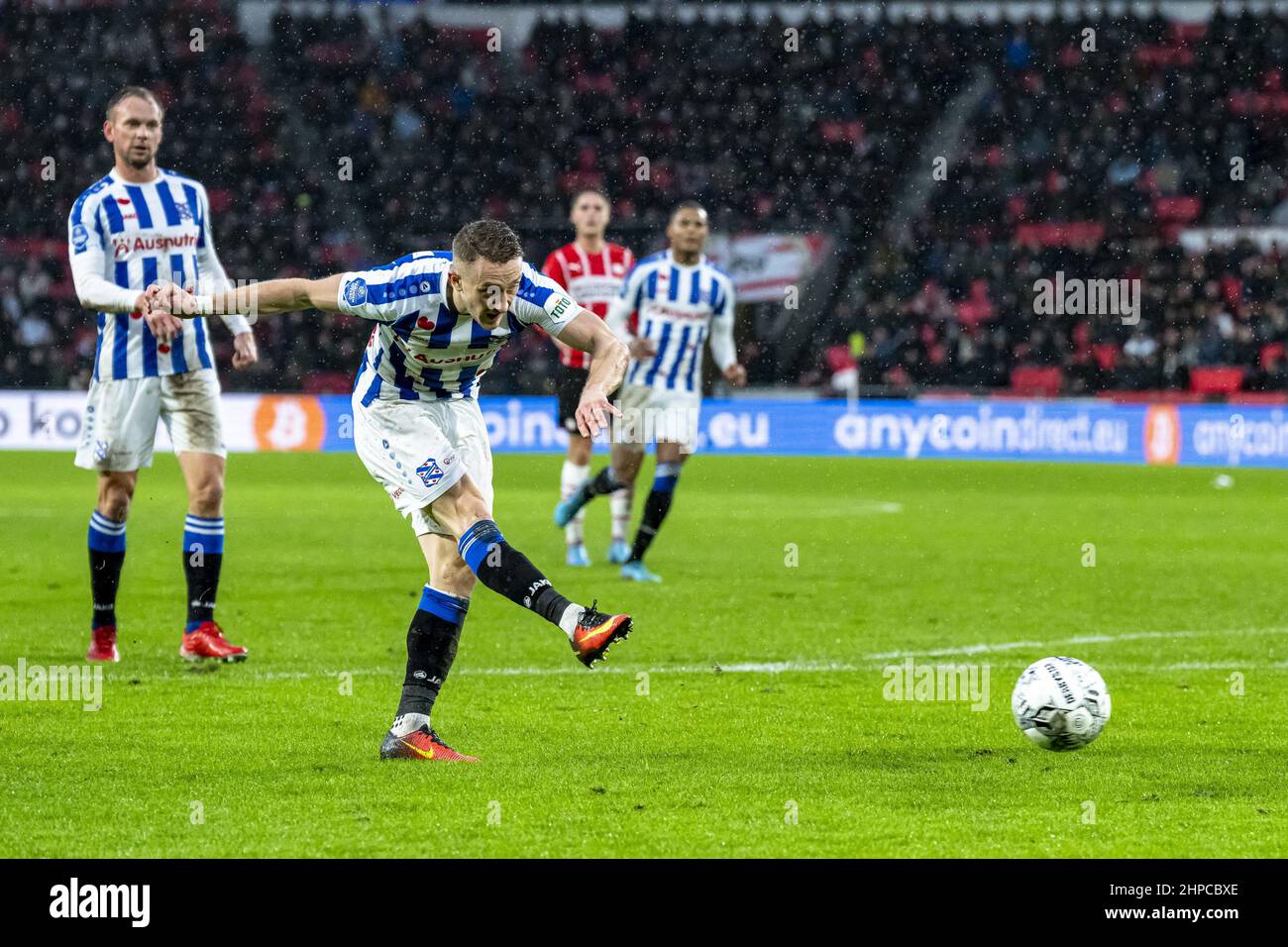 EINDHOVEN, Paesi Bassi, 20-02-2022, football, , Olandese eredivie, stagione 2021 / 2022, durante la partita PSV - Heerenveen, SC Heerenveen giocatore Tibor Halilovic segna il 1-1 (Photo by Pro Shots/Sipa USA) *** World Rights except Austria and the Netherlands *** Foto Stock