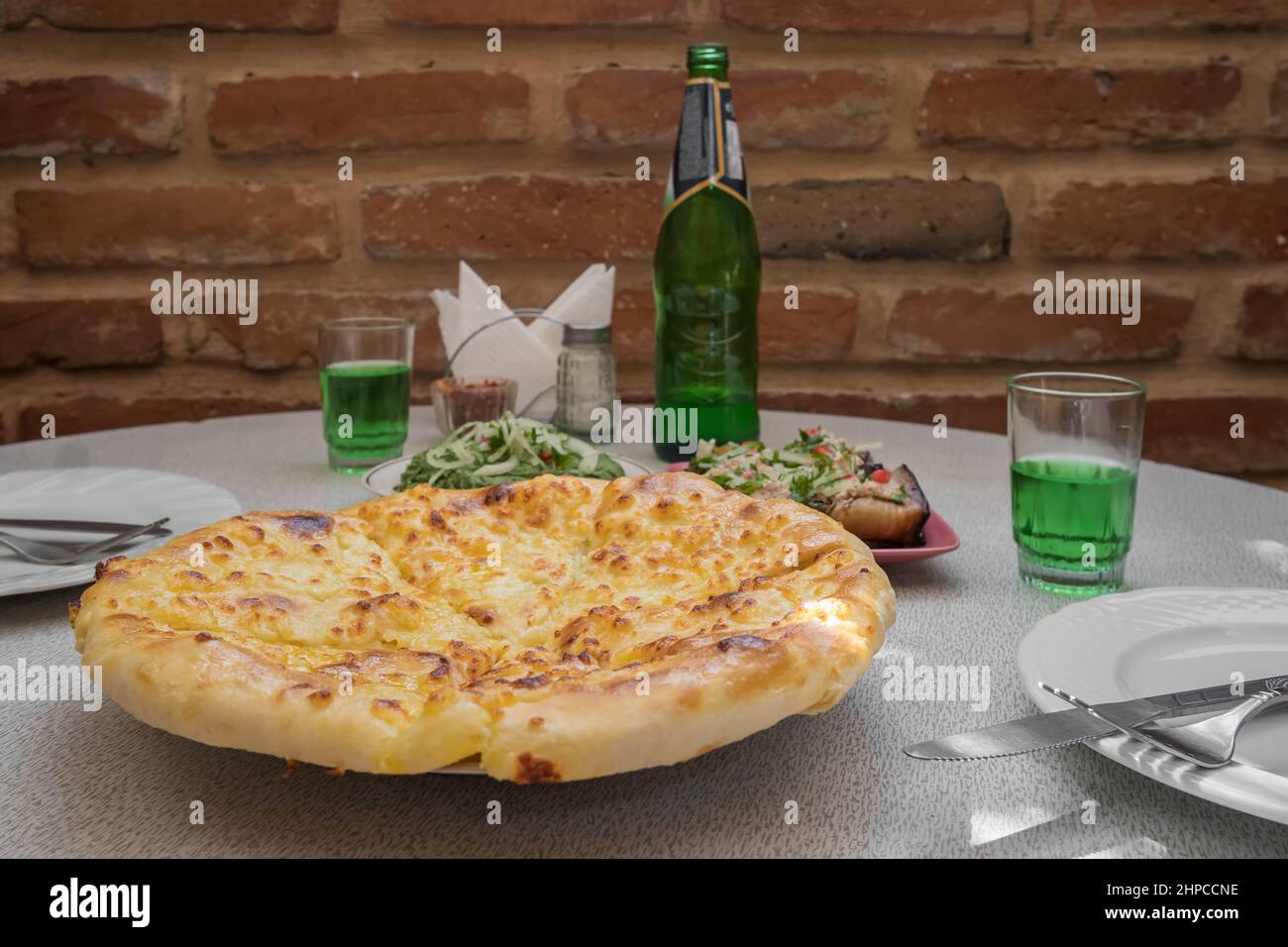 Tradizionale tavolo georgiano: Phali, Megruli khachapuri, melanzane fritte con pasta di noci. Foto Stock