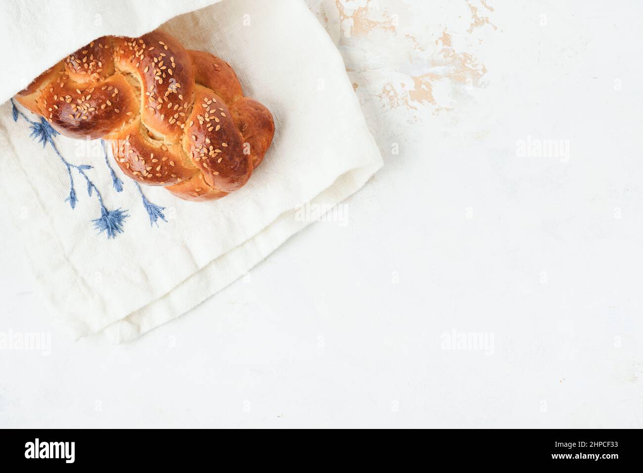 Pane di Challah. Composizione della cerimonia di rapimento del Sabbath. Pane casereccio casereccio intrecciato fresco per Shabbat e Vacanze su sfondo bianco, Shabba Foto Stock