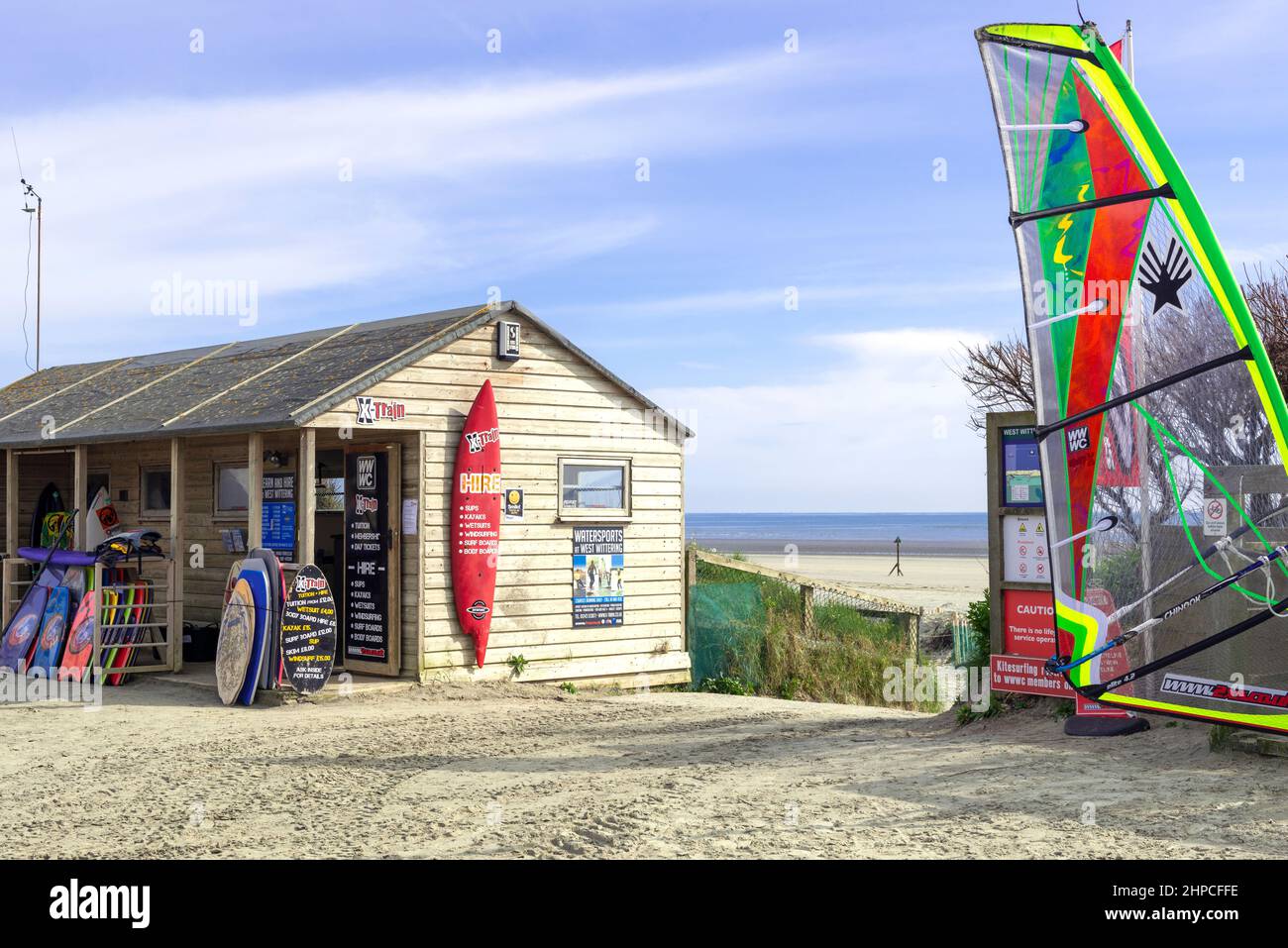 Negozio di articoli sportivi che noleggi tutti i tipi di attrezzature sportive sulla famosa spiaggia sabbiosa di West Wittering, West Wittering, vicino a Chichester, West Sussex, Inghilterra, Regno Unito Foto Stock