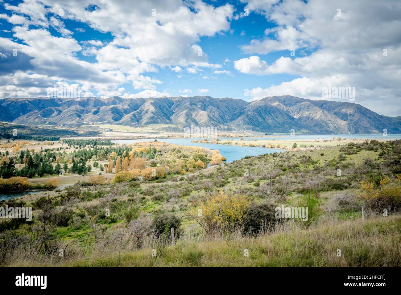 Perfetta vista panoramica di un fiume in estate nell'isola meridionale della Nuova zelanda. Vicino a Mt Cook. Foto Stock