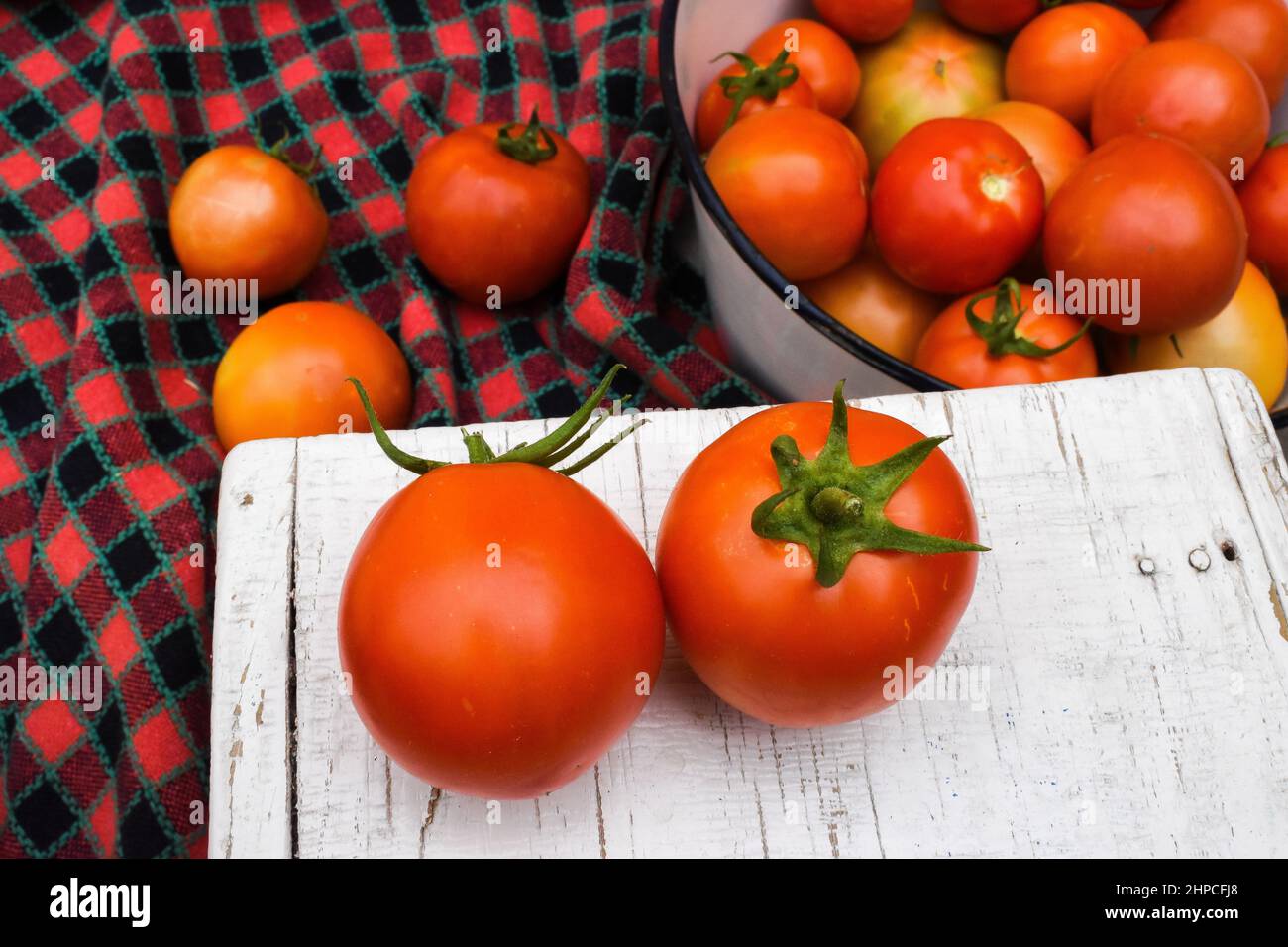 Pomodori rossi su un tavolo di legno Foto Stock