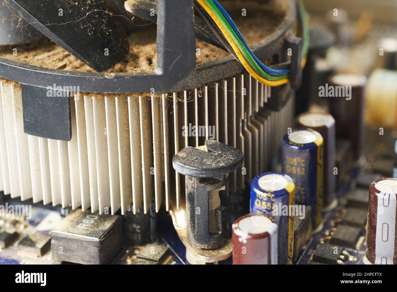 Vecchio sistema di computer con nastro ragno e polvere all'interno. Foto Stock