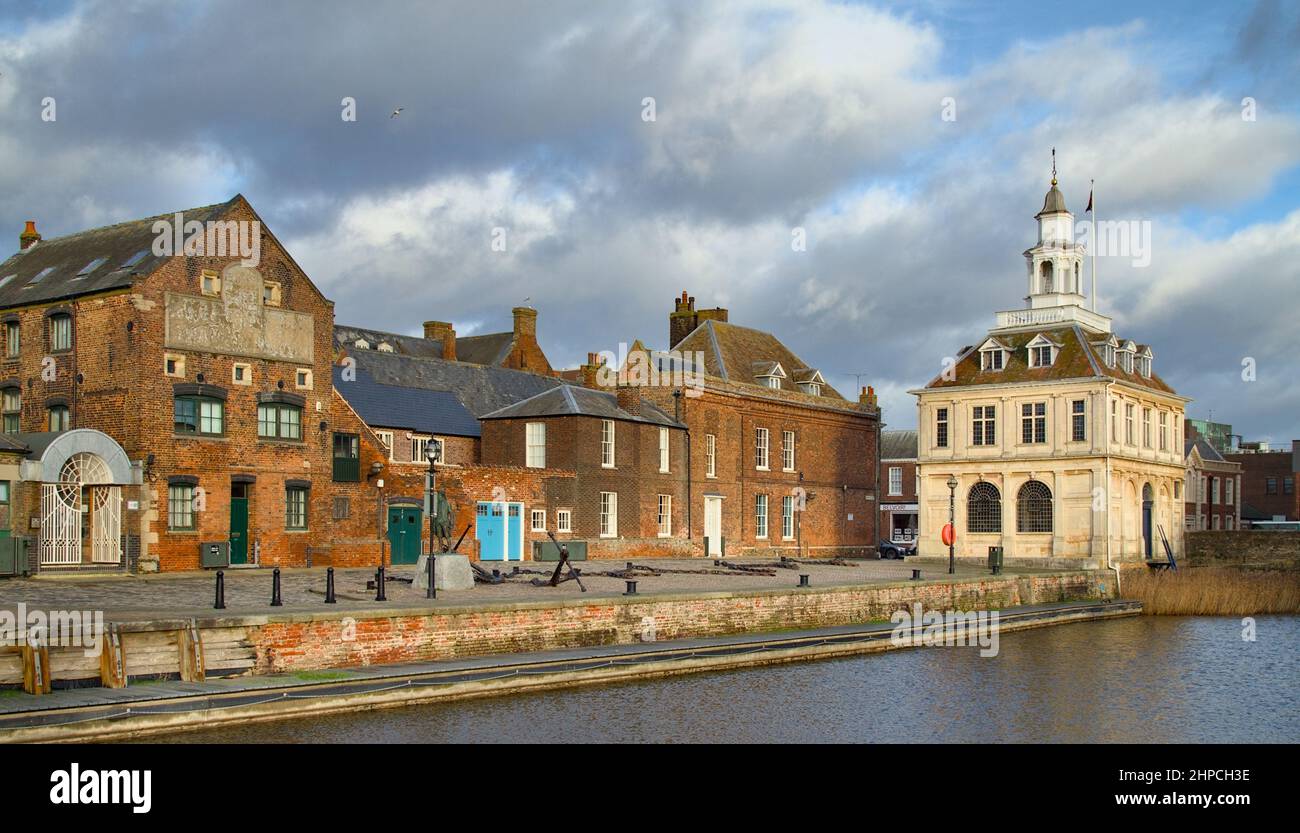 Vista del 17th secolo Custom House e magazzini di Purfleet Quay, King's Lynn UK Foto Stock