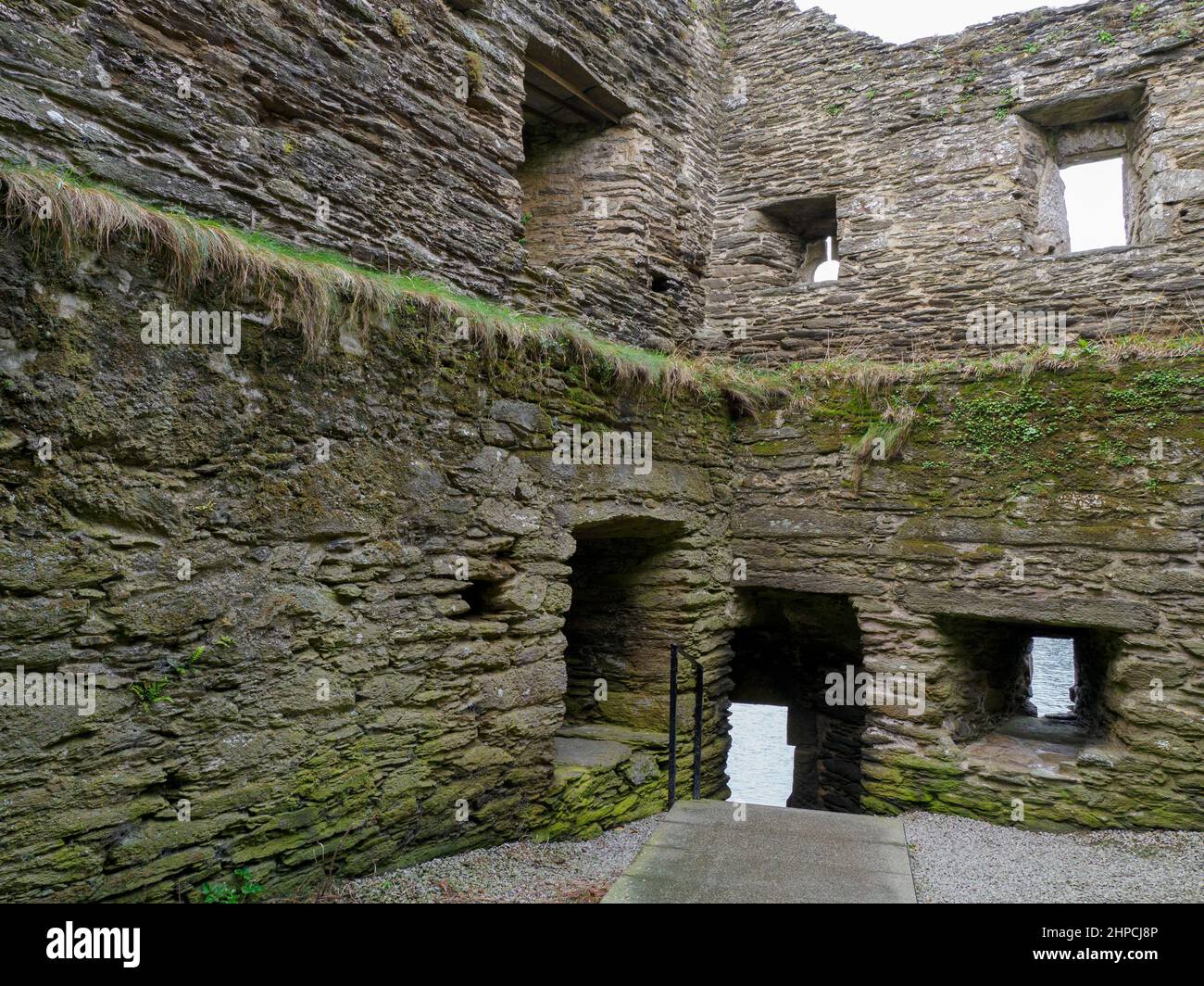 All'interno del blocco Polruan (Castello), costruito per proteggere il porto Polruan e Fowey blocchi operati come una coppia e controllato una barriera a catena che bar Foto Stock