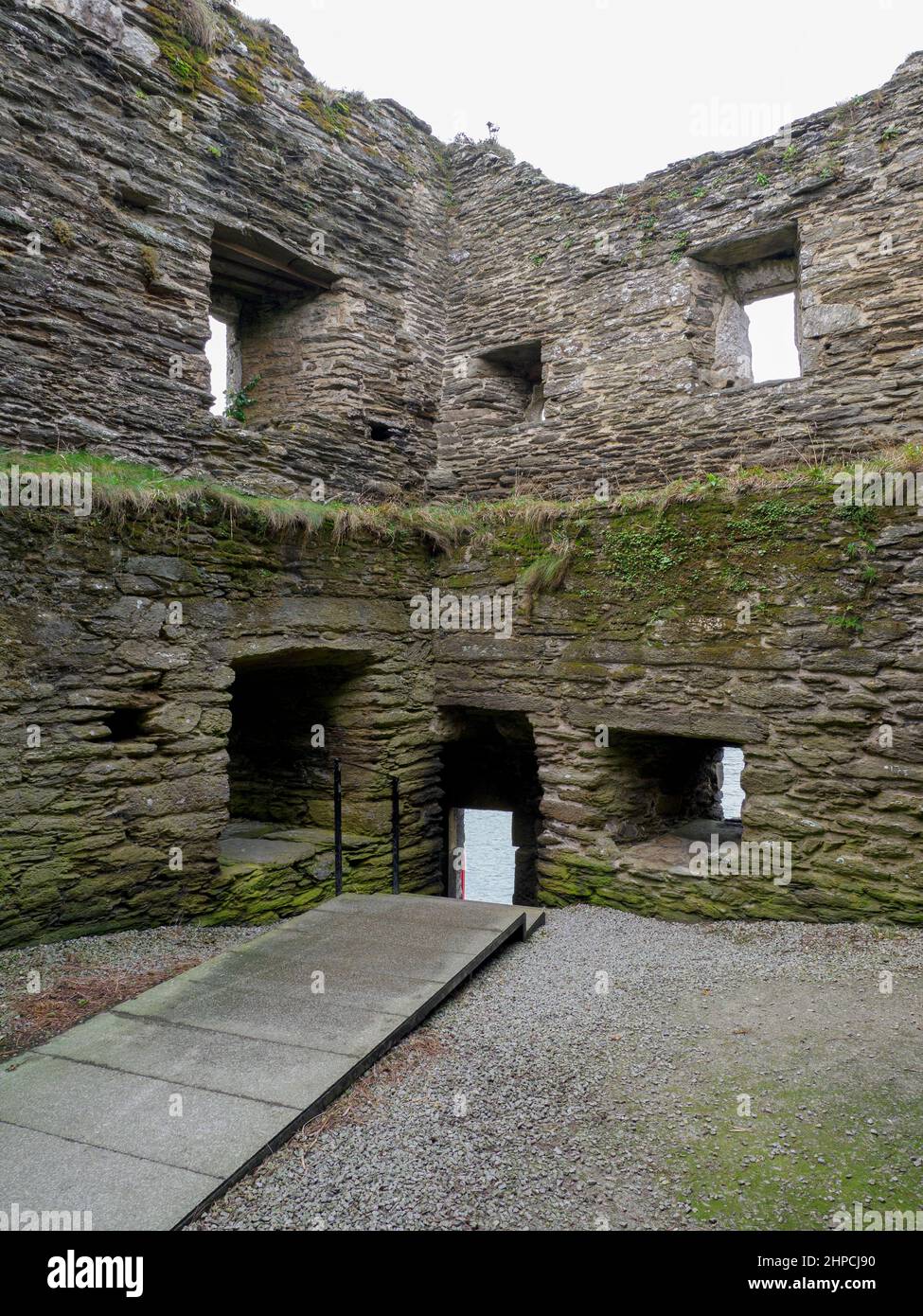 All'interno del blocco Polruan (Castello), costruito per proteggere il porto Polruan e Fowey blocchi operati come una coppia e controllato una barriera a catena che bar Foto Stock