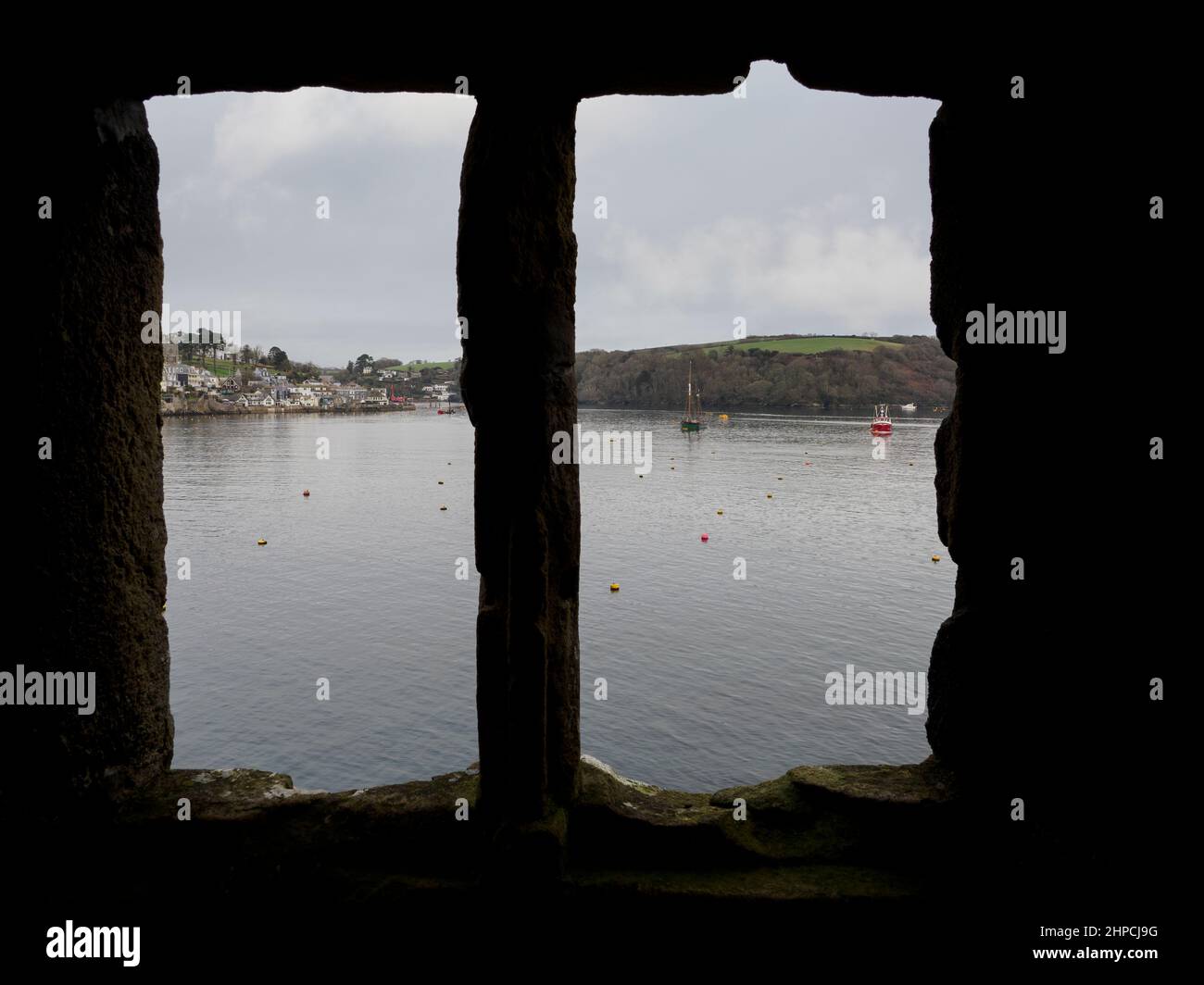 Guardando fuori da una finestra nel blocco Polruan (Castello), costruito per proteggere il porto Polruan e Fowey blocchi operati come una coppia e controllati Foto Stock