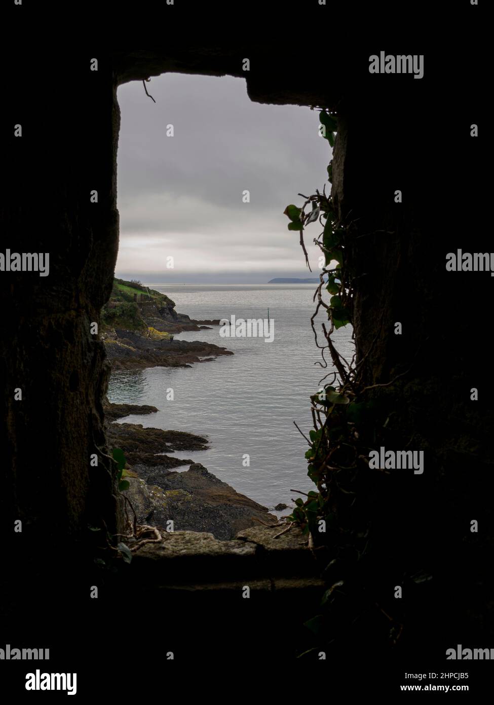 Guardando fuori da una finestra nel blocco Polruan (Castello), costruito per proteggere il porto Polruan e Fowey blocchi operati come una coppia e controllati Foto Stock