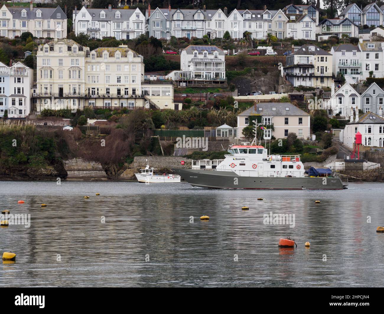 Boskalis Barca da lavoro multiuso Smit Dart sul fiume Fowey, Fowey, Cornovaglia, Regno Unito Foto Stock
