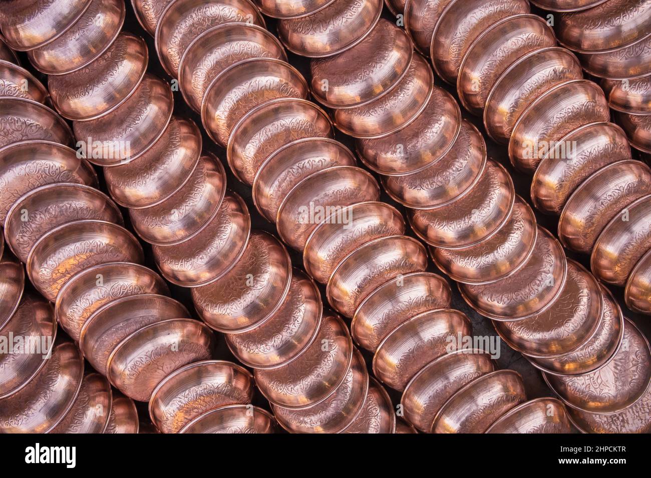 Lastre di rame intagliate con intaglio tradizionale sul bazar coppersmith di Gaziantep, Turchia Foto Stock