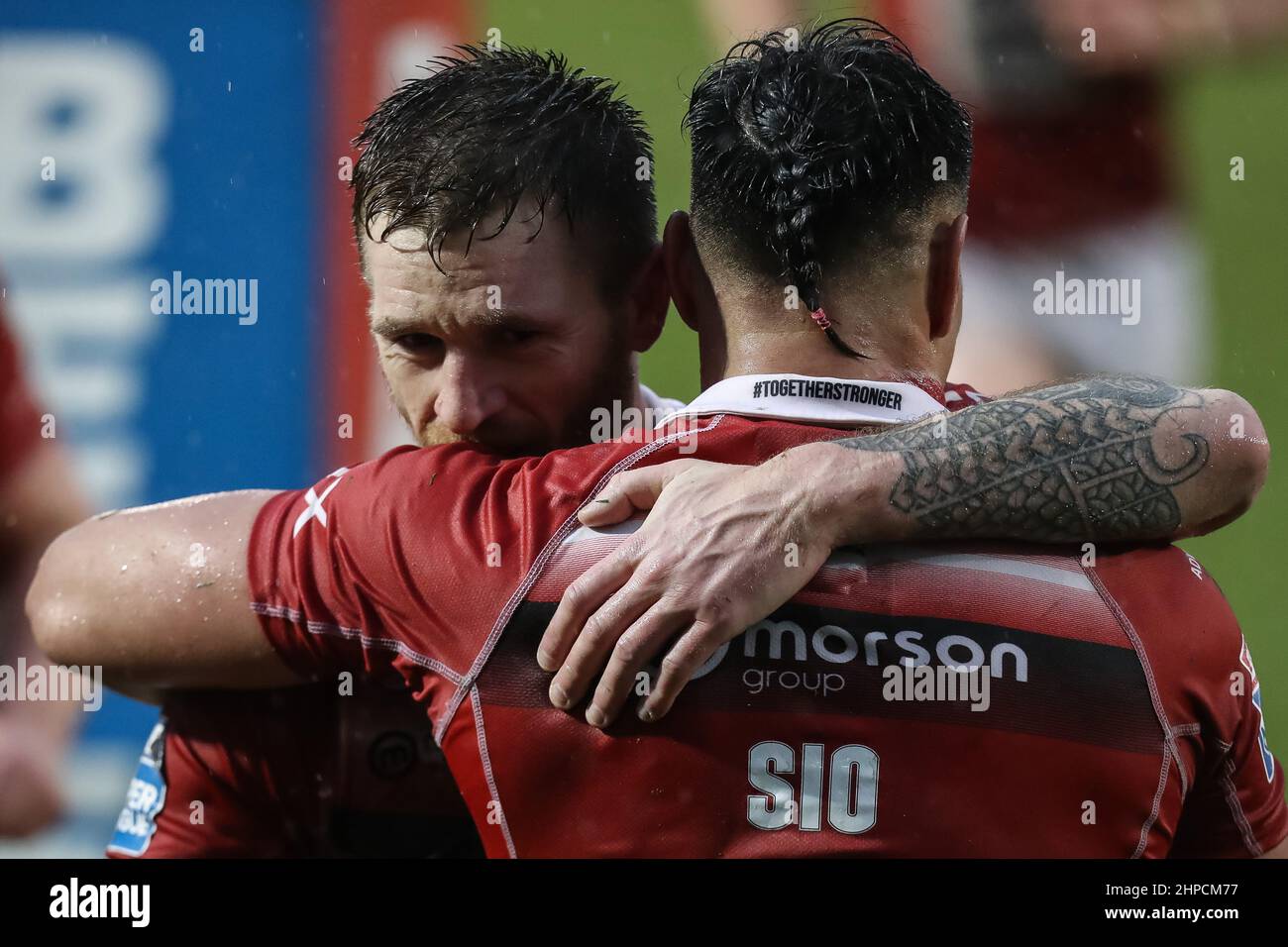 Eccles, Regno Unito. 20th Feb 2022. Marc Sneyd #7 di Salford Red Devils Hugs prova il marcatore e l'uomo della partita Ken Sio #2 di Salford Red Devils in ritardo nella seconda metà di Eccles, Regno Unito il 2/20/2022. (Foto di James Heaton/News Images/Sipa USA) Credit: Sipa USA/Alamy Live News Foto Stock