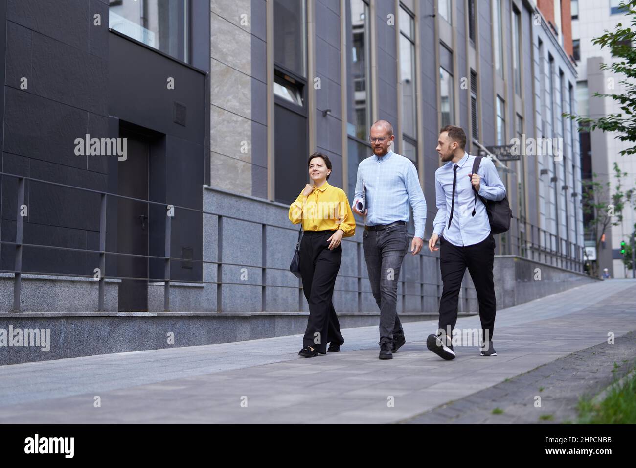 Concetto del settore finanziario o commerciale. Team di uomini d'affari che vanno in una strada nel centro della città e discutere di presentazione del progetto, parlare o brainstorming. Immagine di alta qualità Foto Stock