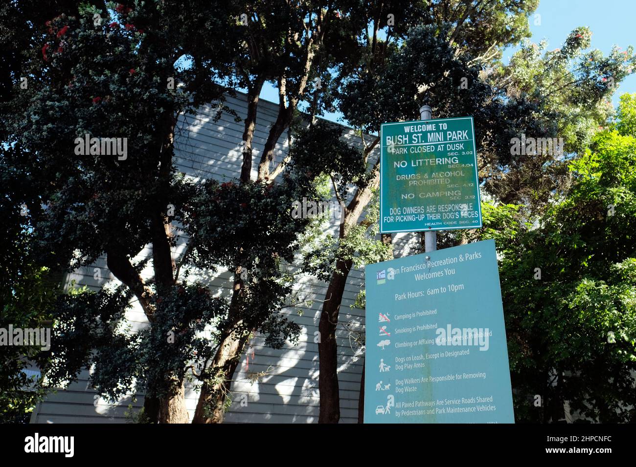 Le regole, i regolamenti firmano al Mini Park di Bush/Broderick Street; lo spazio verde pubblico di San Francisco, California nel quartiere di Lower Pacific Heights Foto Stock