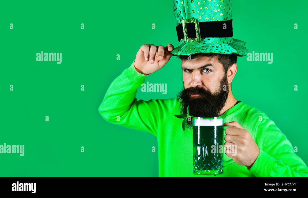 Festa di Patricks. Uomo con birra verde. Leprechaun bearded. Tradizione irlandese. Foto Stock