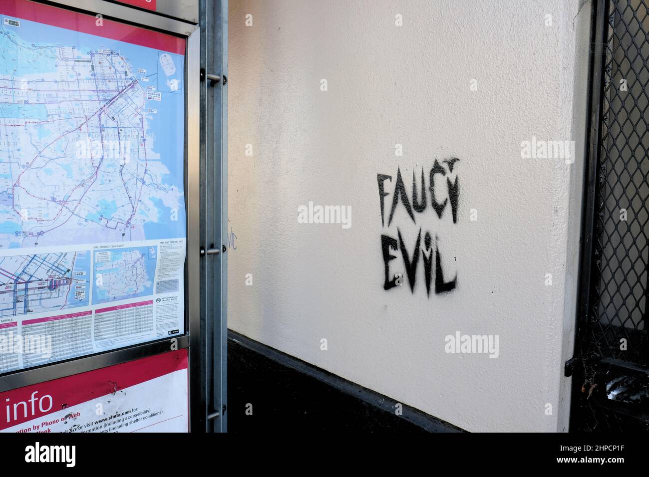 Stencil graffiti denunciando Anthony Fauci, Chief Medical Advisor al Presidente degli Stati Uniti, per il suo ruolo in maschera COVID, mandati di vaccino. Foto Stock