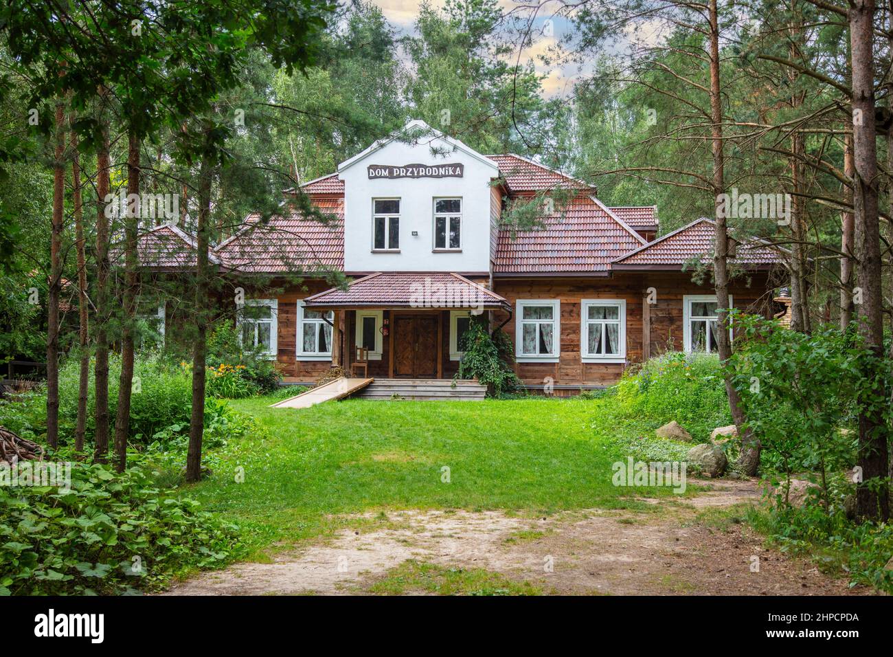 Casa di Ranger nel mezzo della foresta Foto Stock